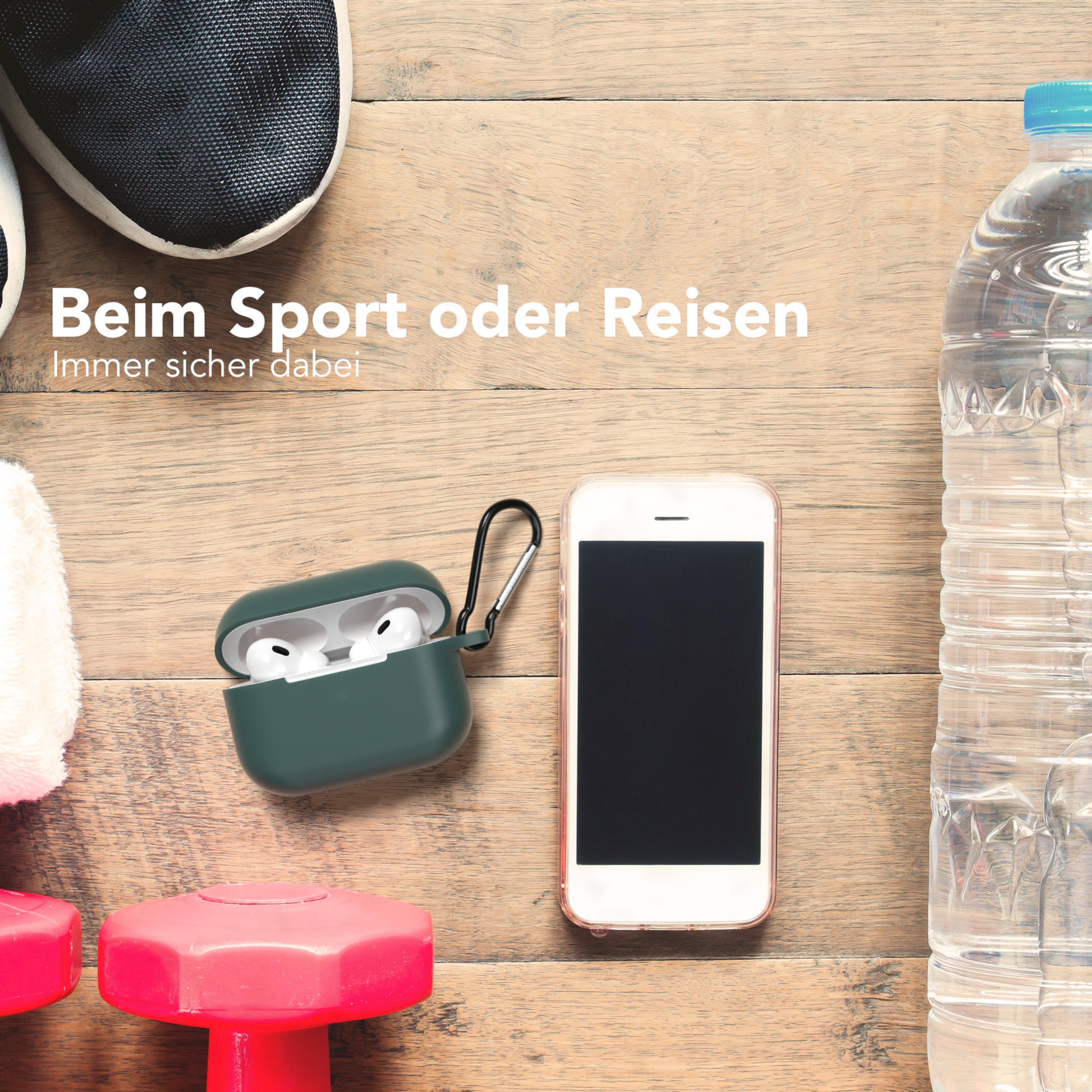 Bild zeigt Telefon, Airpods in dunkelgrüner Hülle, Hantel und Wasserflasche auf Holzoberfläche.