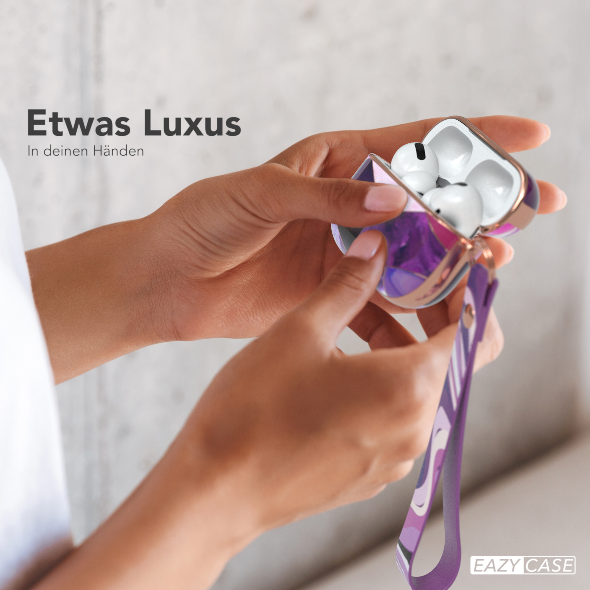 Hand hält eine luxuriöse lila Hülle, die sich öffnet und Ohrhörer zeigt. Der Text lautet 'Etwas Luxus'.