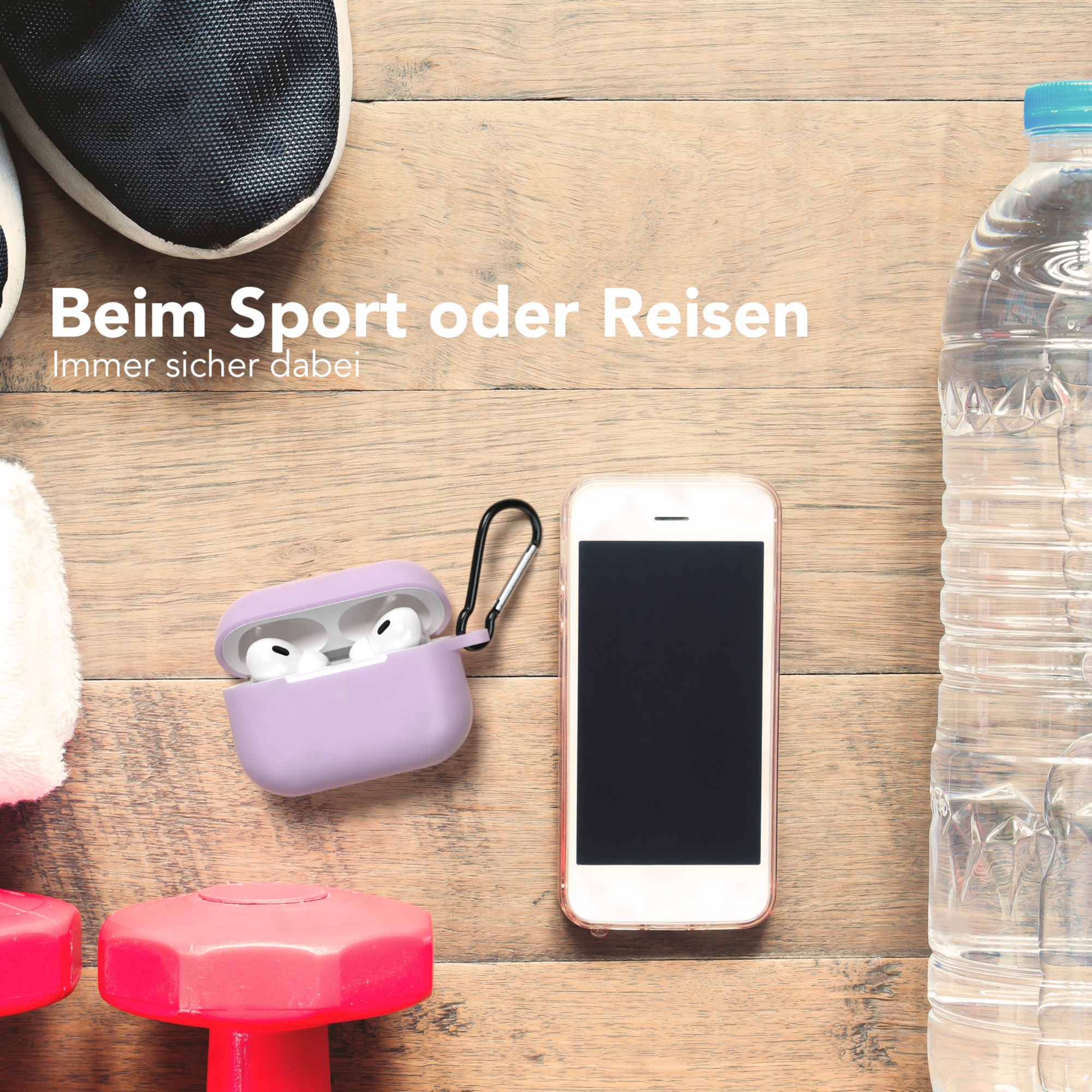 Draufsicht mit Fitnessgeräten. Airpods-Hülle, Telefon, Wasserflasche, Hanteln und Handtuch.