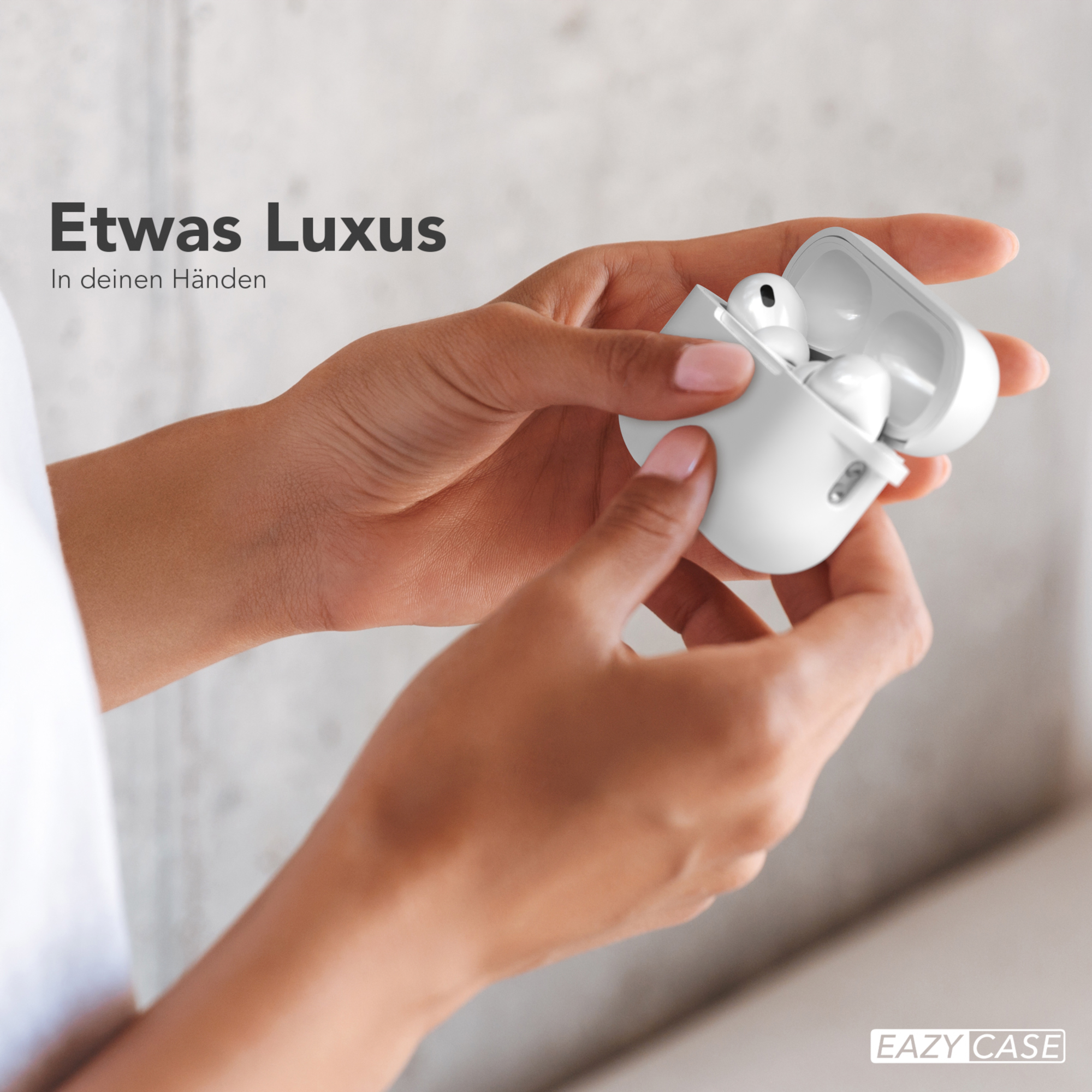 Hände halten ein weißes Ohrhörer-Etui und Ohrhörer. Text sagt 'Etwas Luxus'.