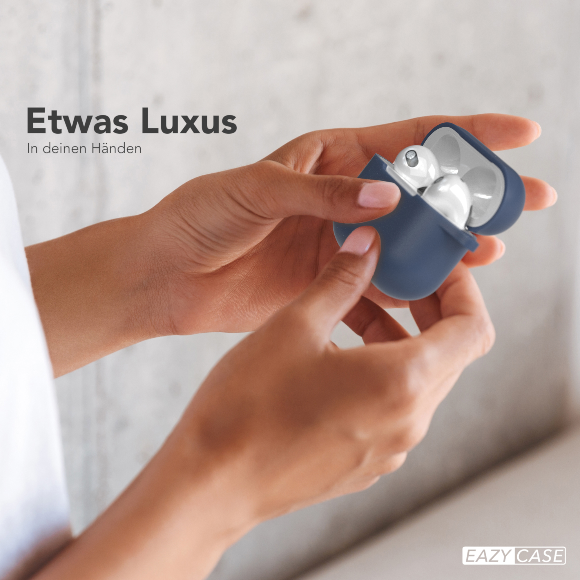 Hände öffnen ein blaues AirPods-Case, AirPods zeigend. Elegant und in der Hand.