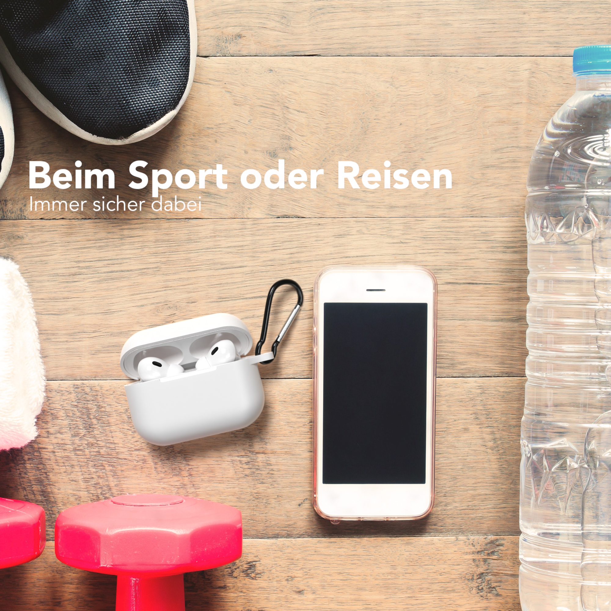 Ohrhörer in weißem Etui, Telefon und Wasserflasche auf Holzoberfläche.