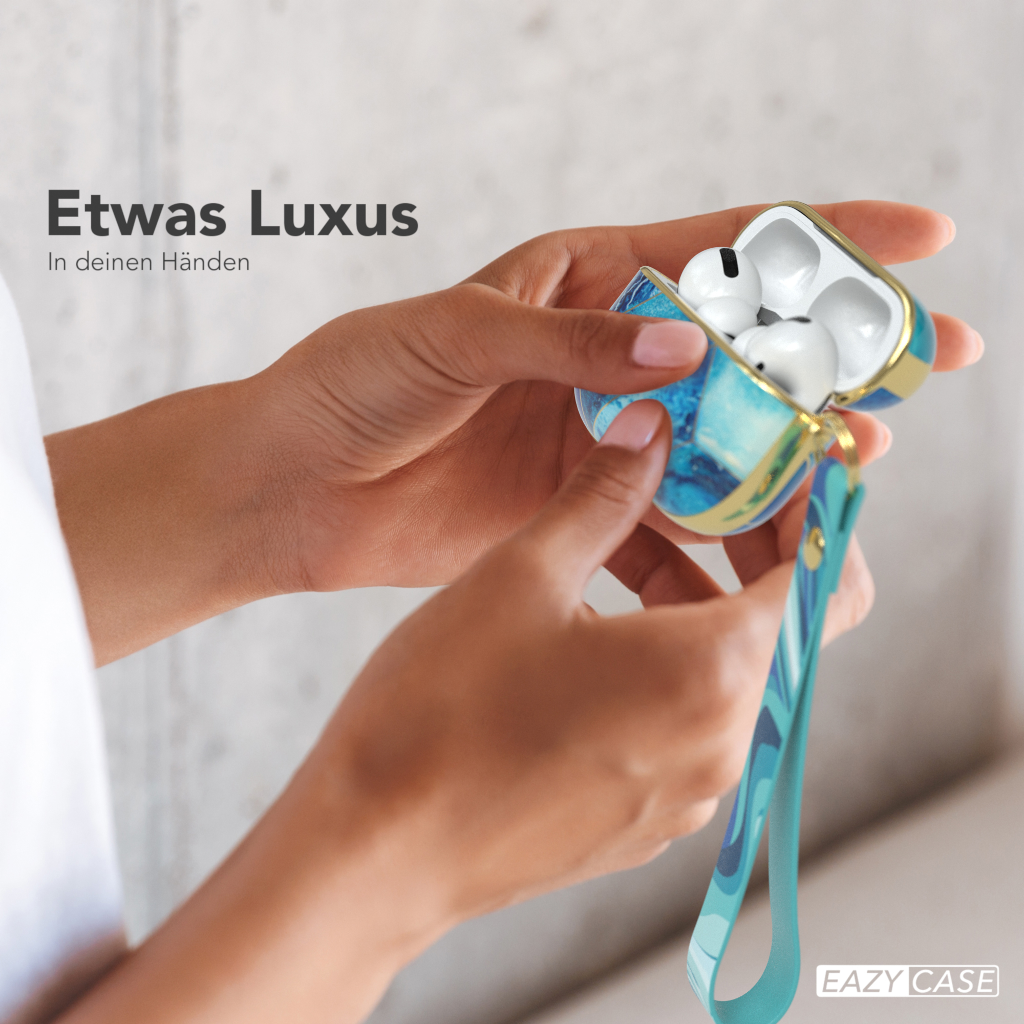 Hände halten eine blau gemusterte AirPods-Hülle und öffnen sie, um weiße AirPods zu zeigen.