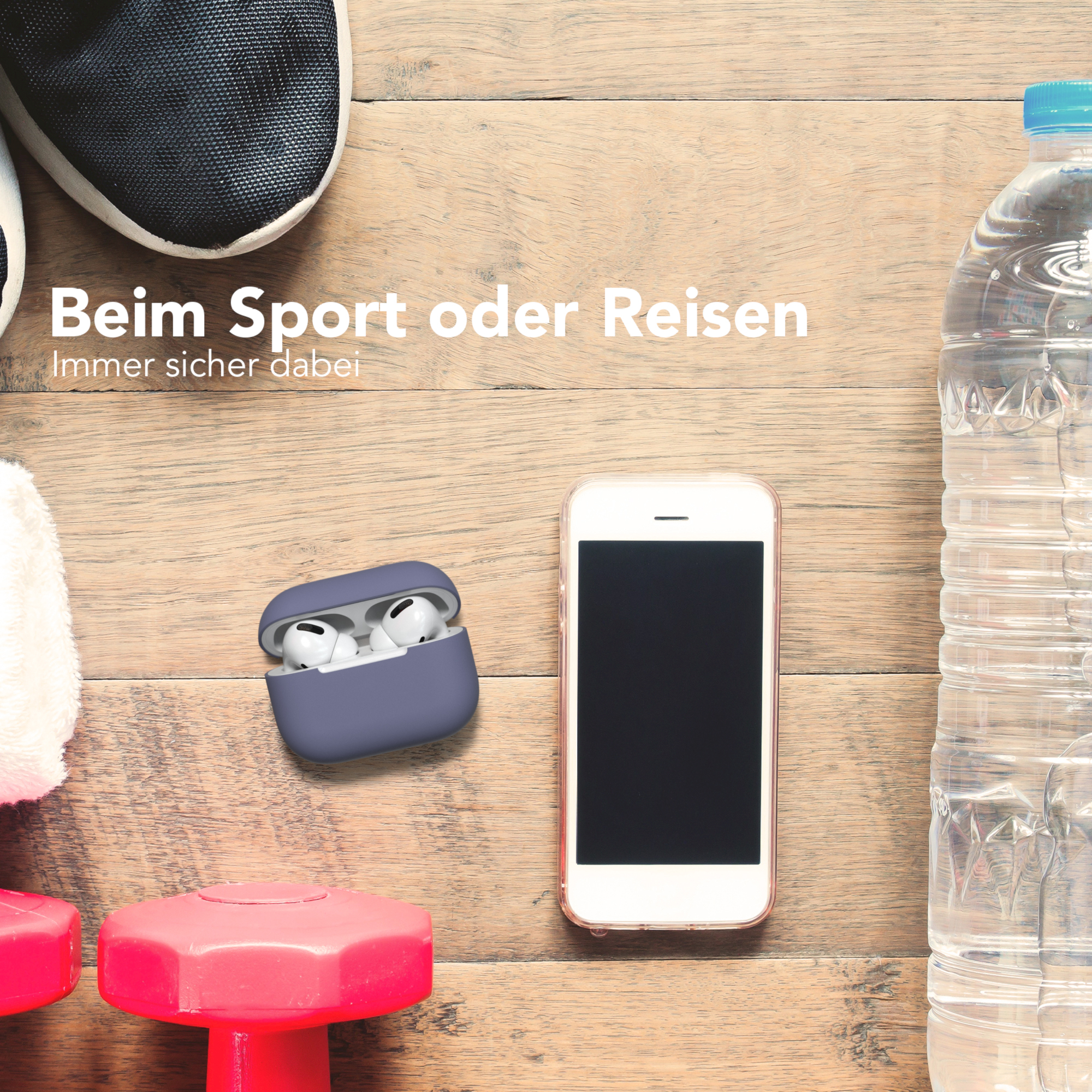 Telefon und Ohrhörer in einem Etui auf Holzoberfläche. Eine Wasserflasche und Gewichte sind auch da.