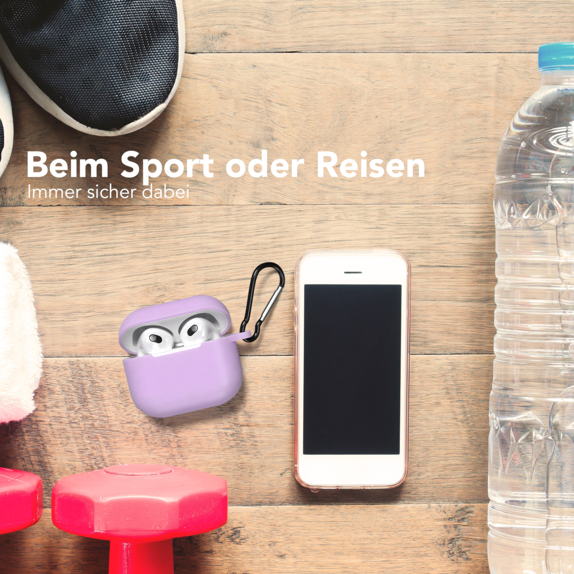Telefon, weiße Ohrhörer im Etui, Wasserflasche und Hanteln auf Holzoberfläche.