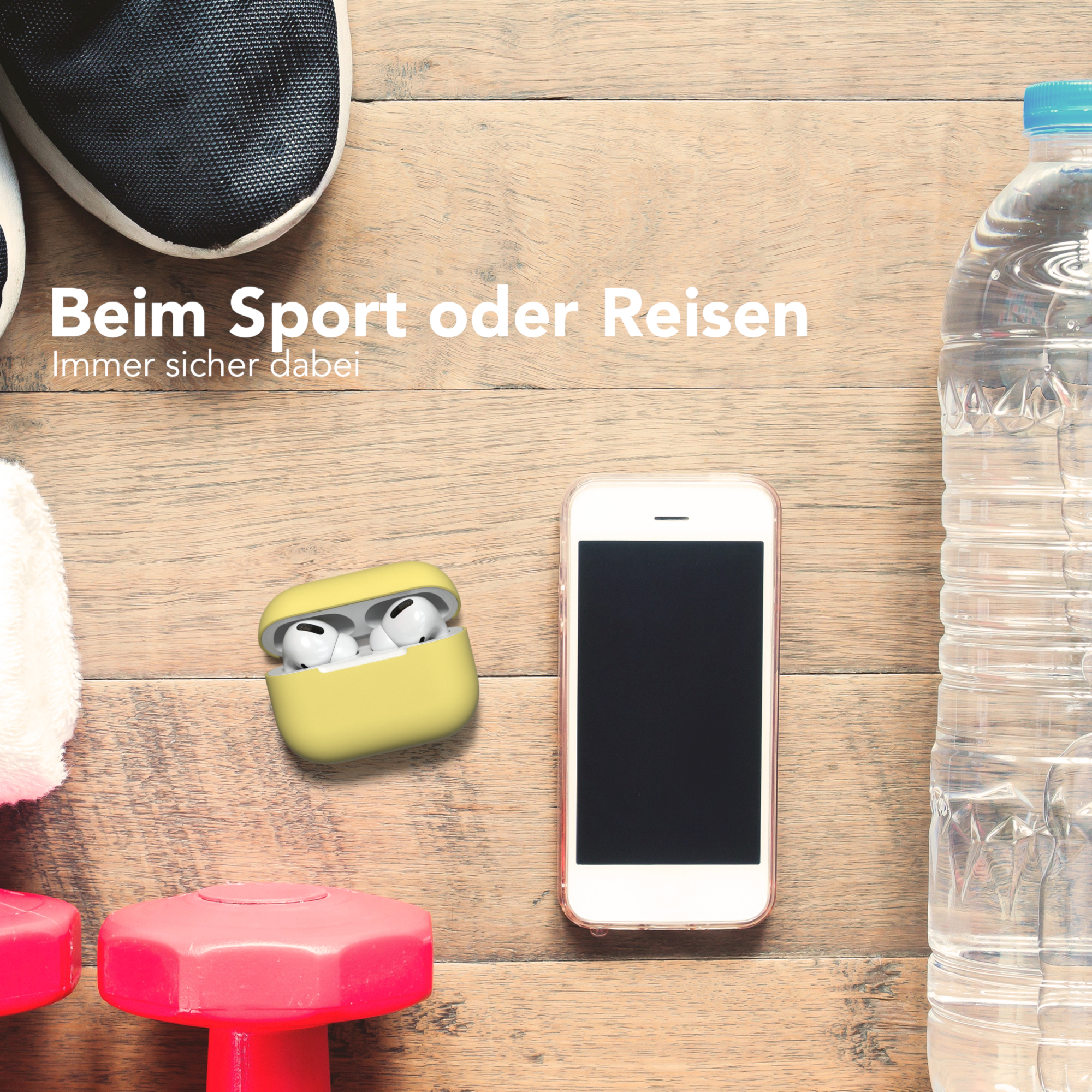 Ohrhörer in gelbem Etui, Telefon, Wasserflasche und Hanteln auf Holzoberfläche.