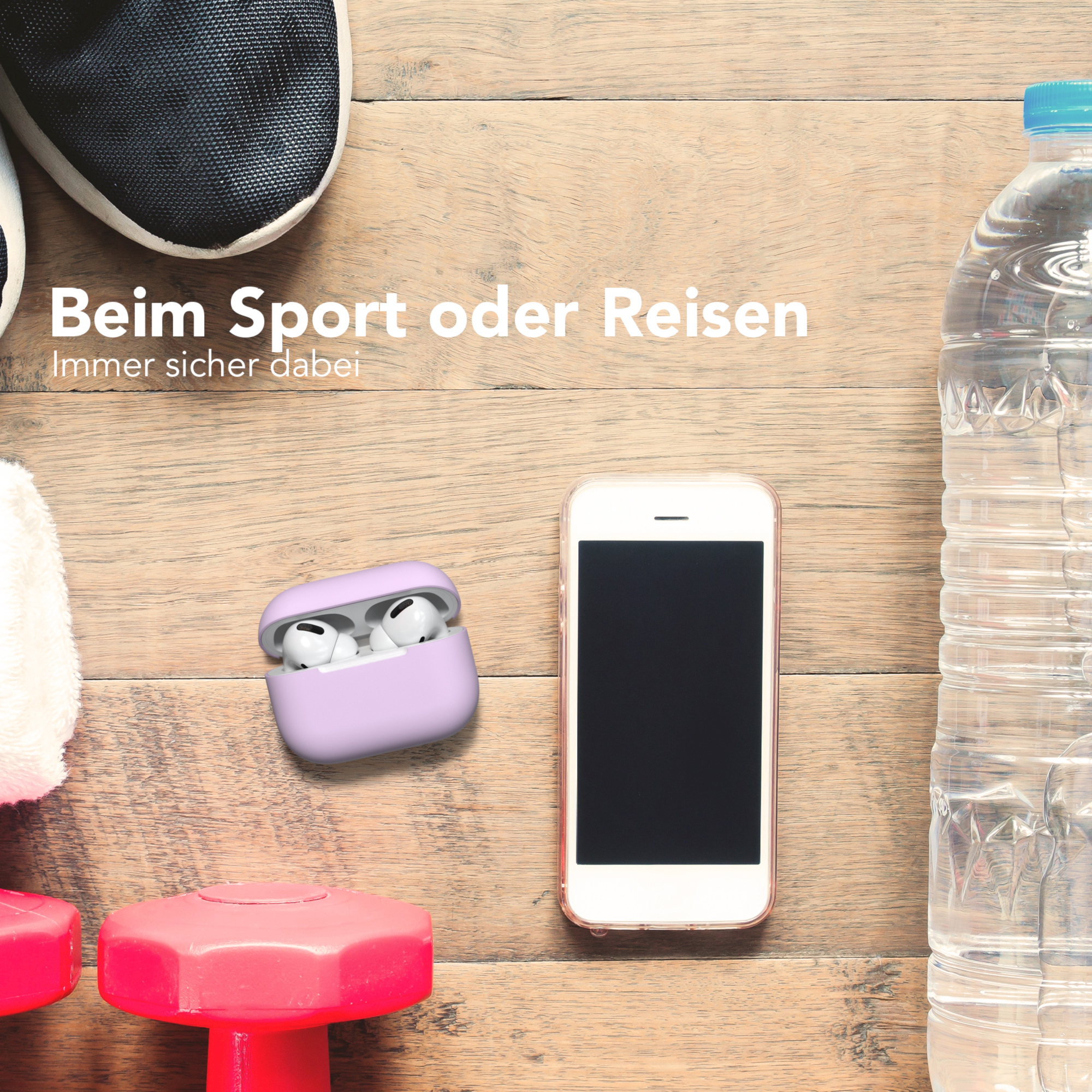 Bild zeigt Telefon, Airpods in lila Hülle, Hantel und Wasserflasche auf Holzoberfläche.