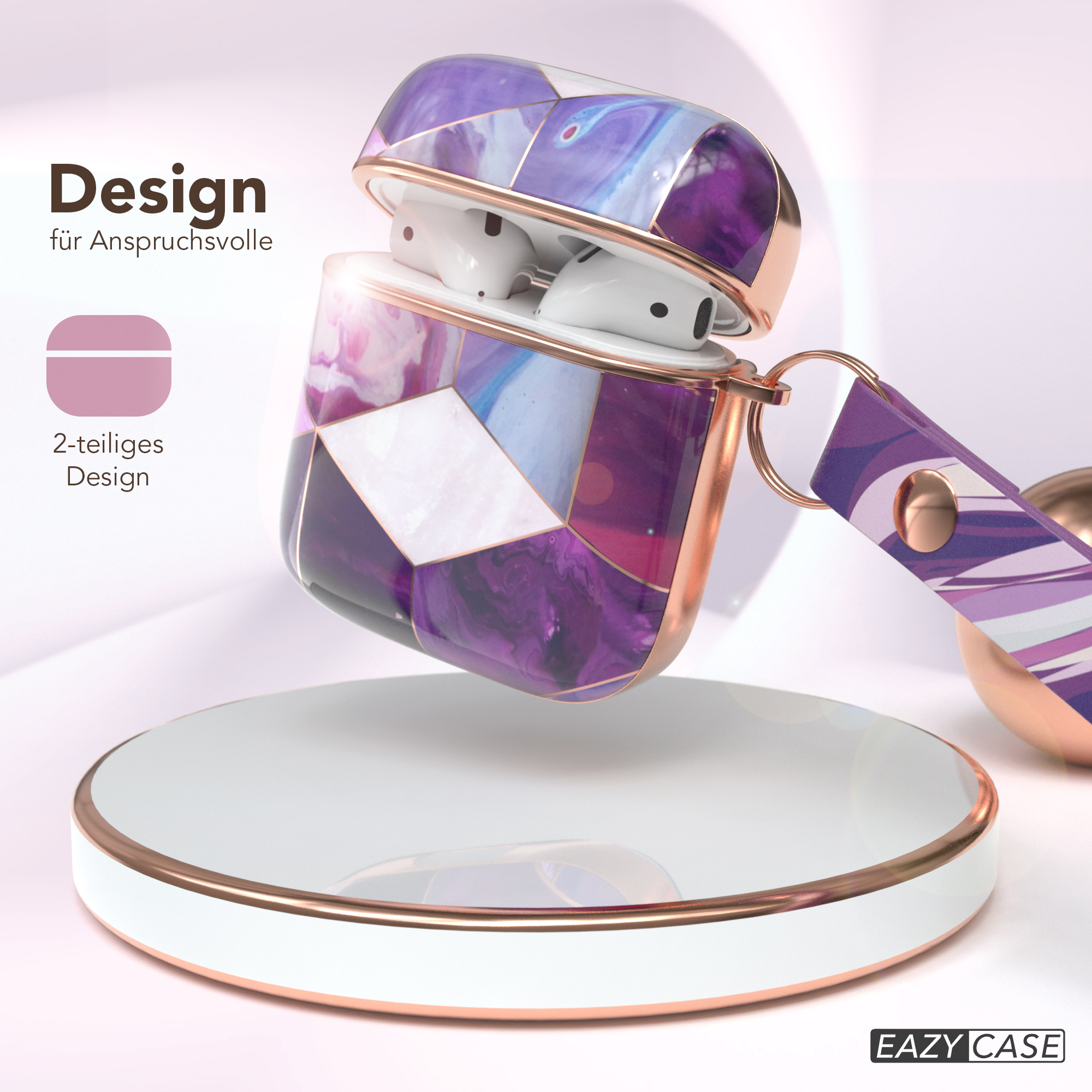 Ein offenes, dekoriertes AirPods-Case auf einem weißen Ständer mit goldenem Rand. Ein Design-Label ist sichtbar.