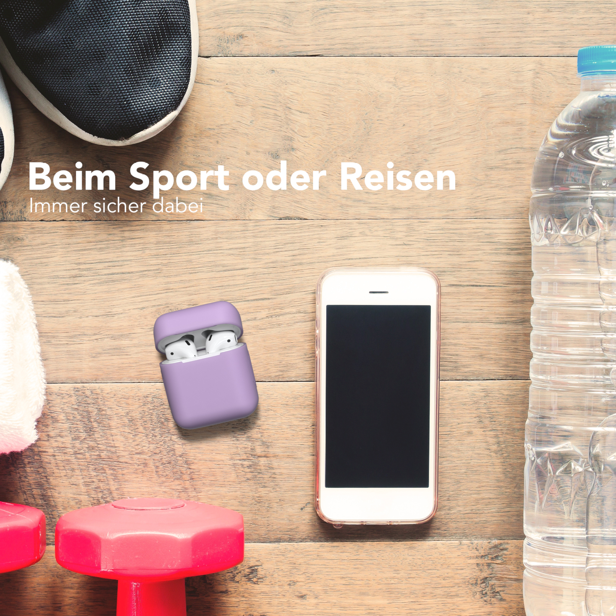 Ohrhörer in lila Hülle, Telefon, Wasserflasche und Kurzhanteln auf Holzoberfläche.