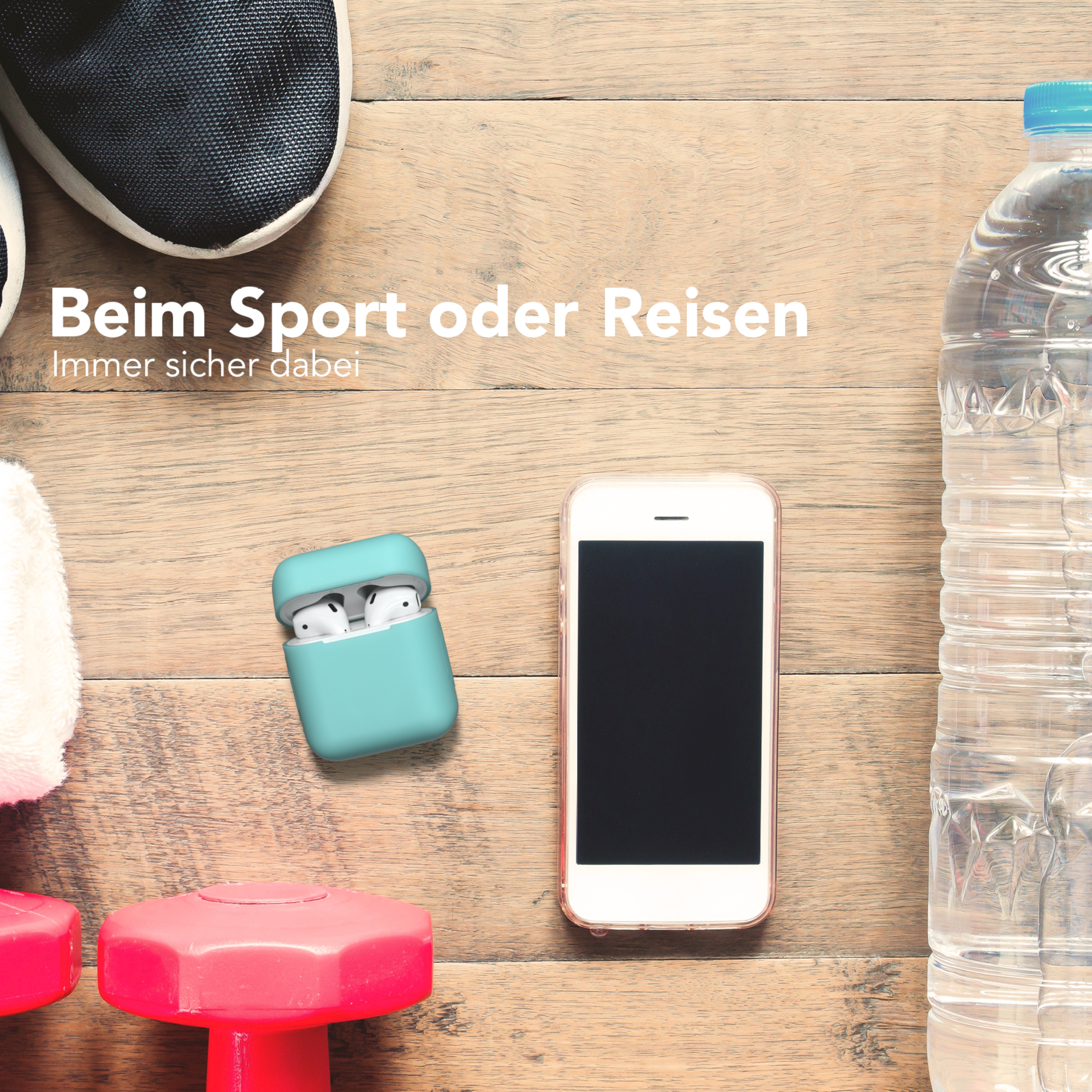 Ohrhörer, Telefon, Wasserflasche und Gewichte auf Holz. Fokus auf Ohrhörer in teal Hülle.