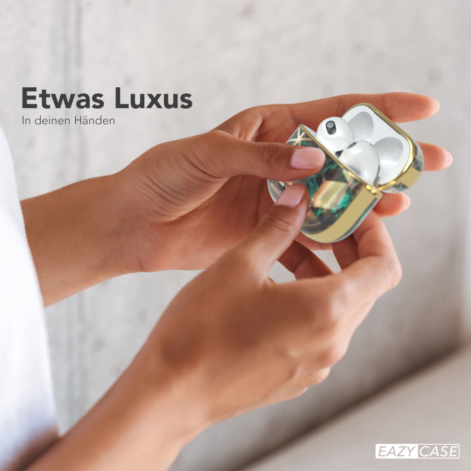 Frau hält offene Kopfhörerhülle, Gold- und Blumendesign mit EAZY CASE Logo.