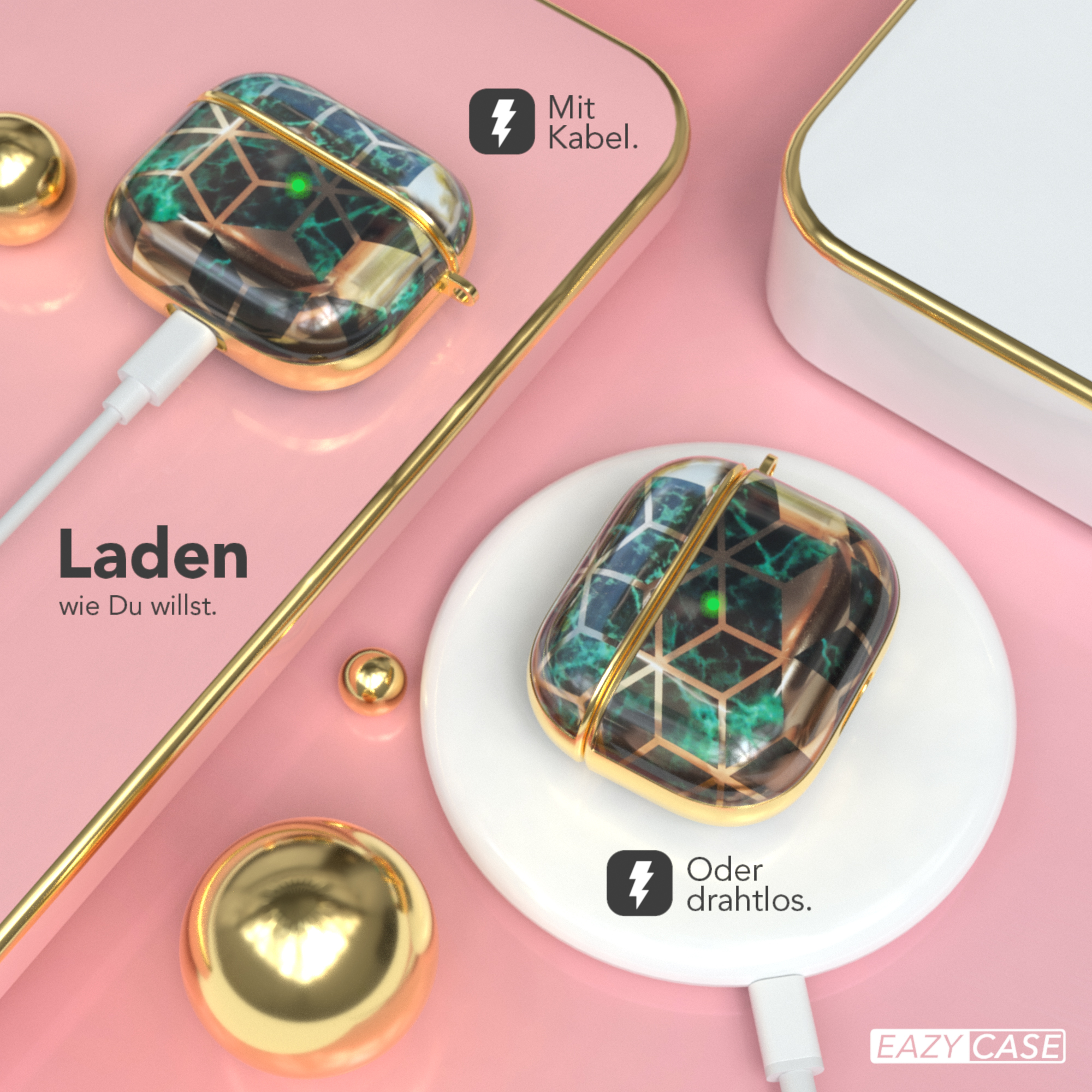Zwei ladende AirPods-Hüllen mit goldenen Akzenten auf rosa Oberfläche, mit goldenen Kugeln.
