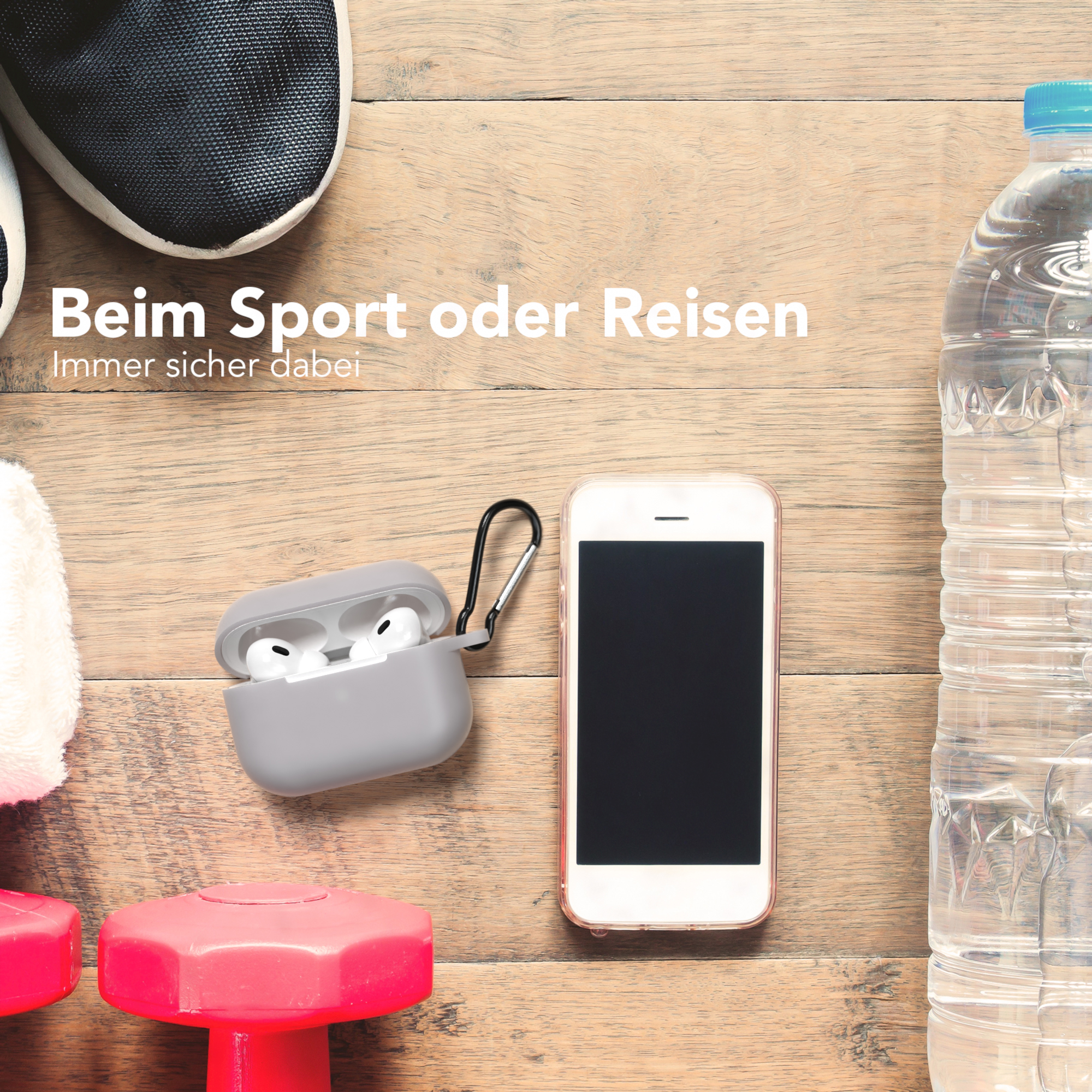 Telefon und Ohrhörer in einem Etui auf Holzoberfläche. Eine Wasserflasche und Gewichte sind auch da.