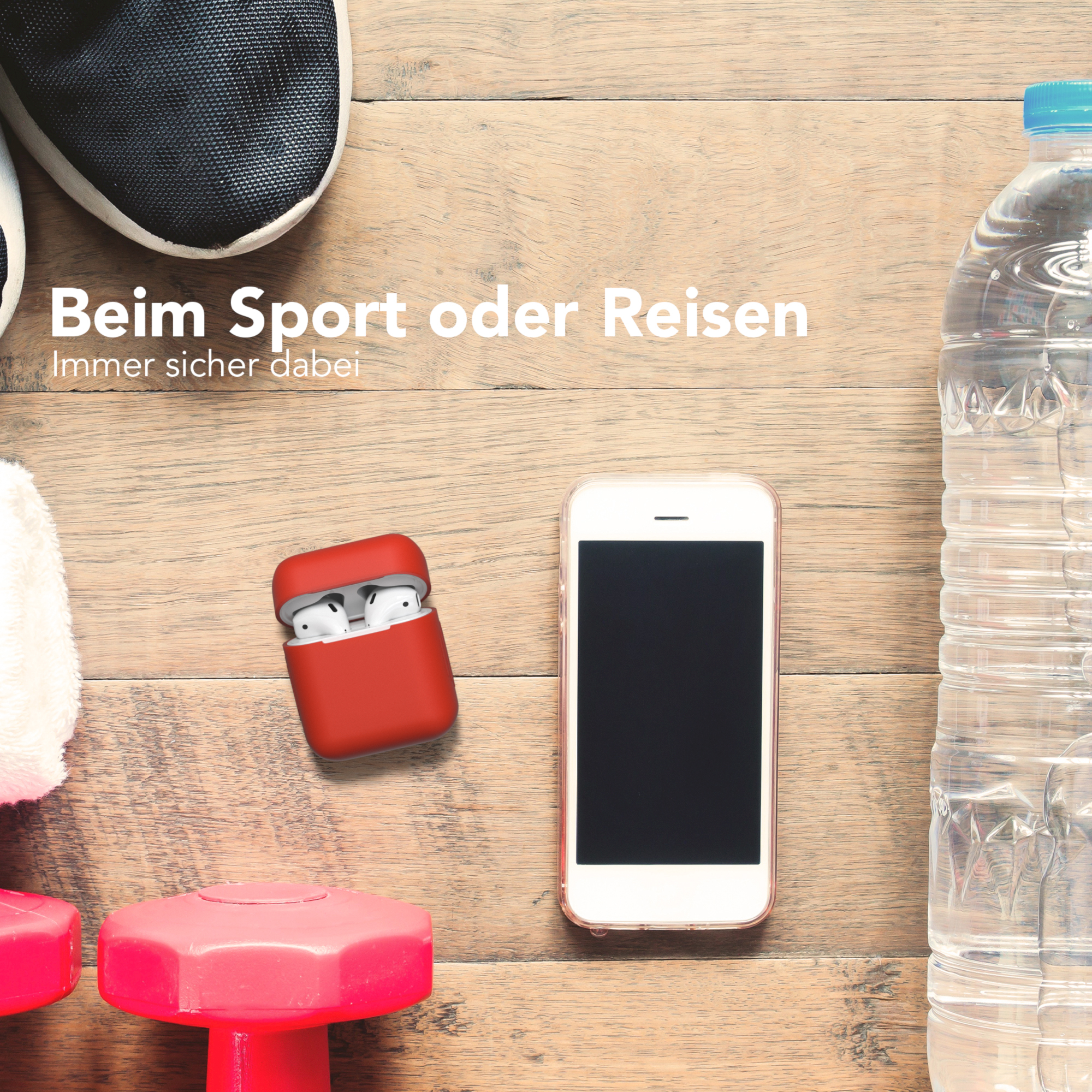 Rote AirPods-Hülle neben einem Telefon, Wasserflasche und Hanteln auf Holz.