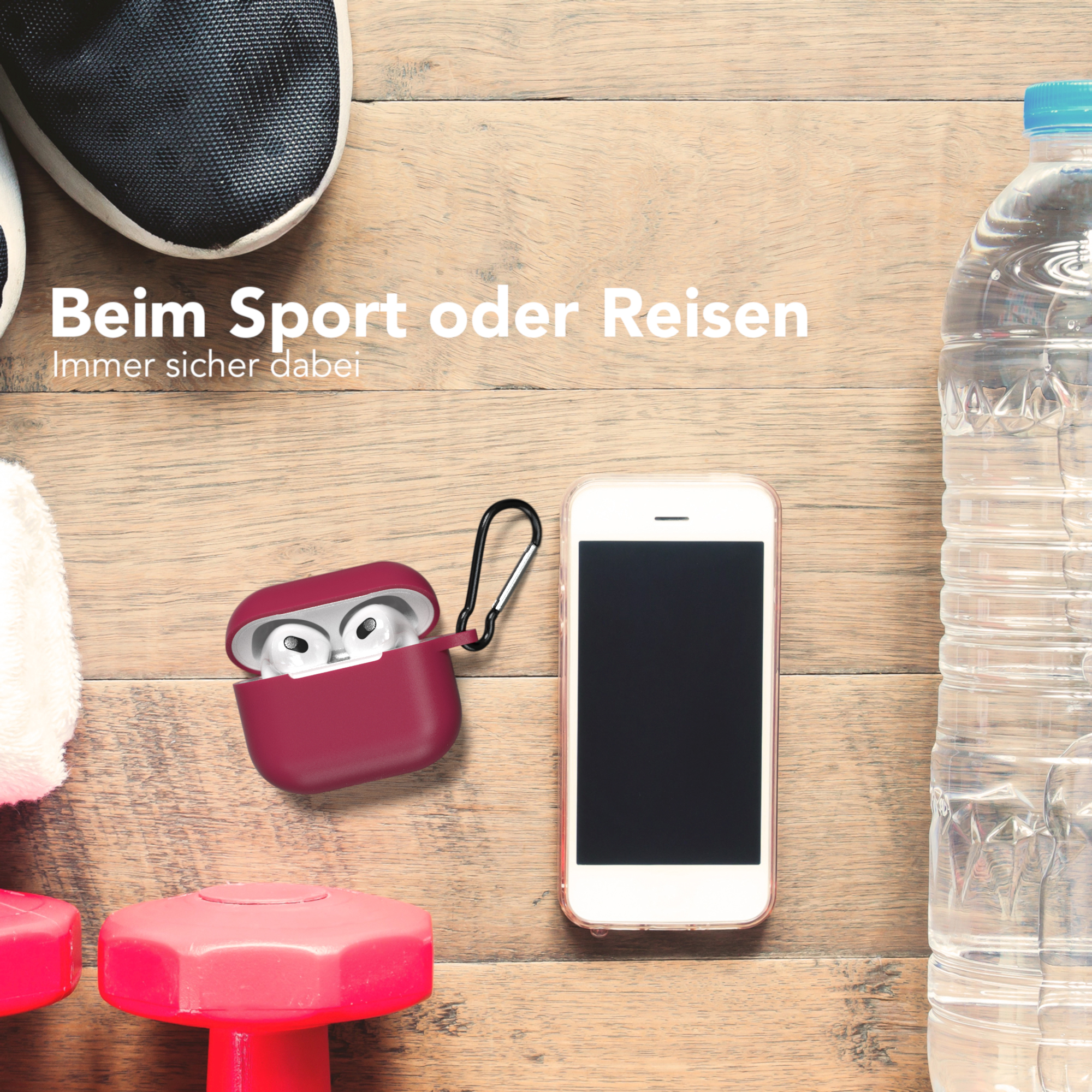 Holztisch mit AirPod-Hülle, Telefon, Wasserflasche, Handtuch und Gewichten. Textüberlagerung.