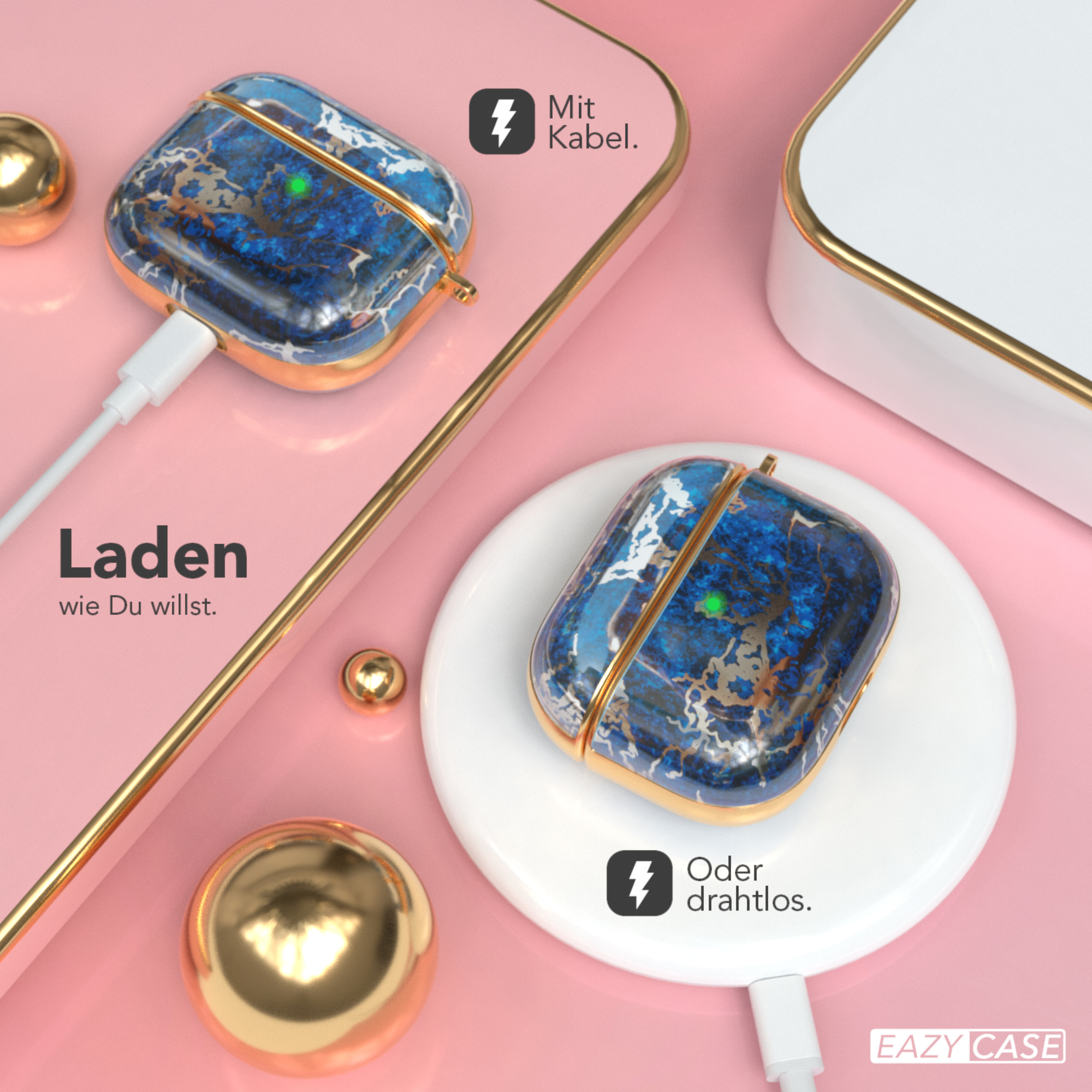 Kopfhörerhülle auf Ladepad. Goldakzente, blaues Marmordesign, auf rosa Oberfläche, mit Goldkugeln.