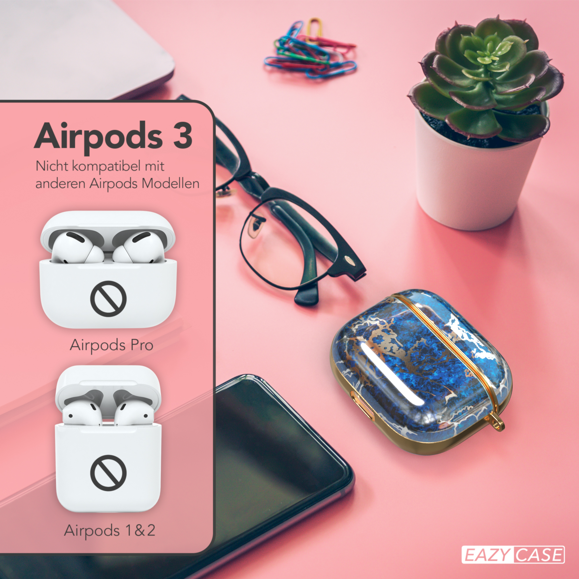 AirPods in Hüllen, Brille, Sukkulente und Büroklammern auf pinkfarbenem Grund.