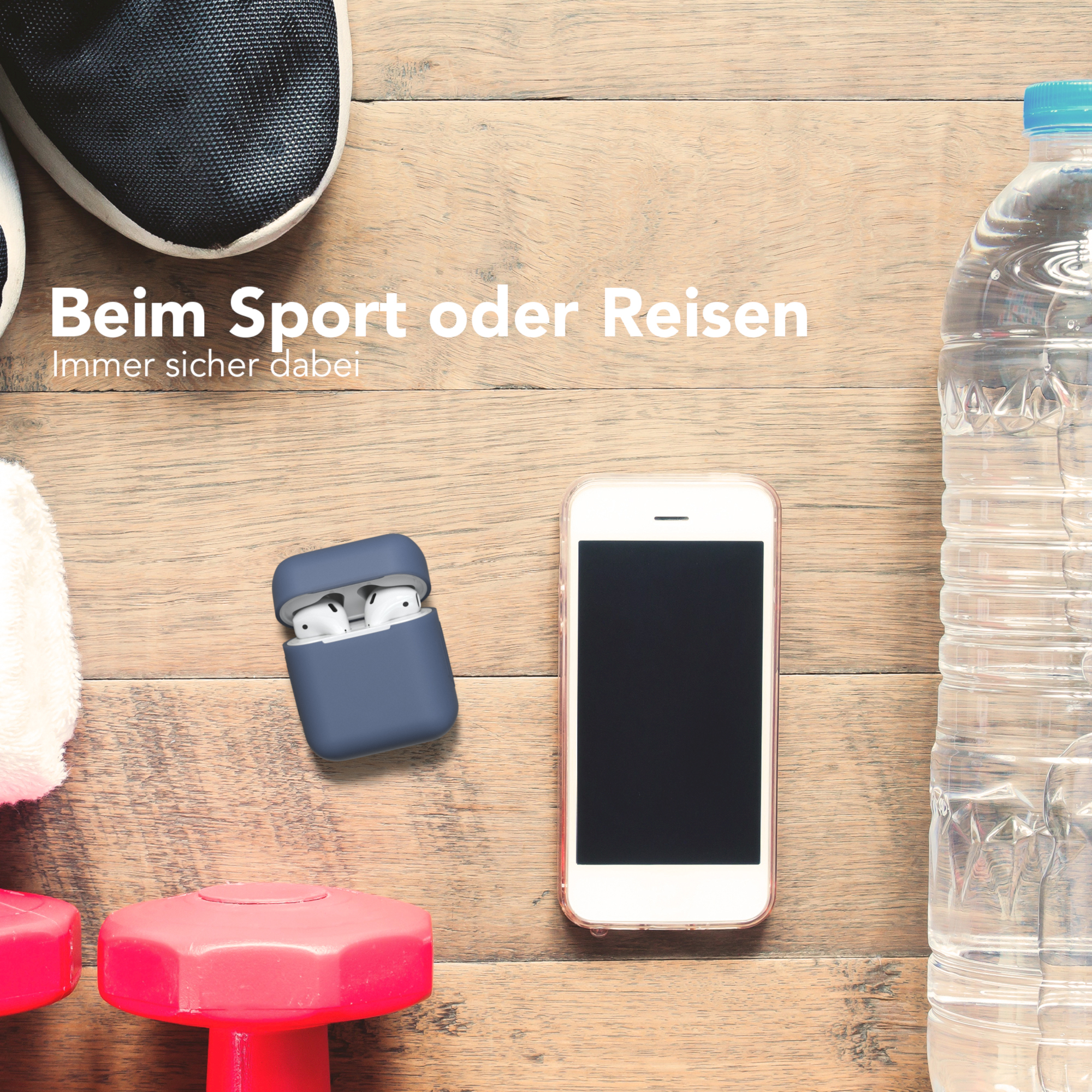 Ein Telefon, Ohrhörer in einem Case, eine Wasserflasche und Gewichte auf Holz. Die Szene deutet Training an.