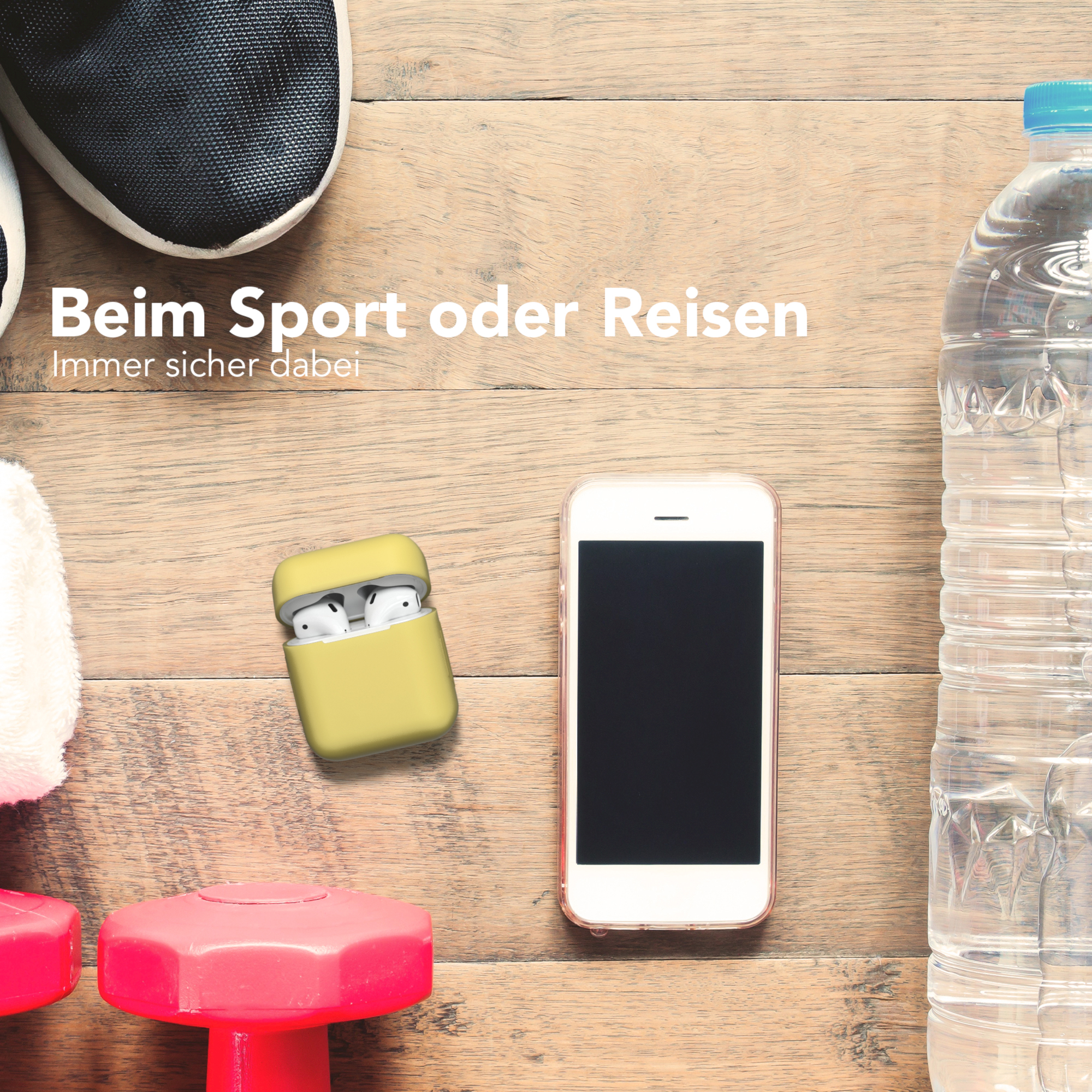 Sportausrüstung: AirPods in einem Etui, Smartphone, Wasserflasche, Kurzhanteln auf Holzoberfläche.