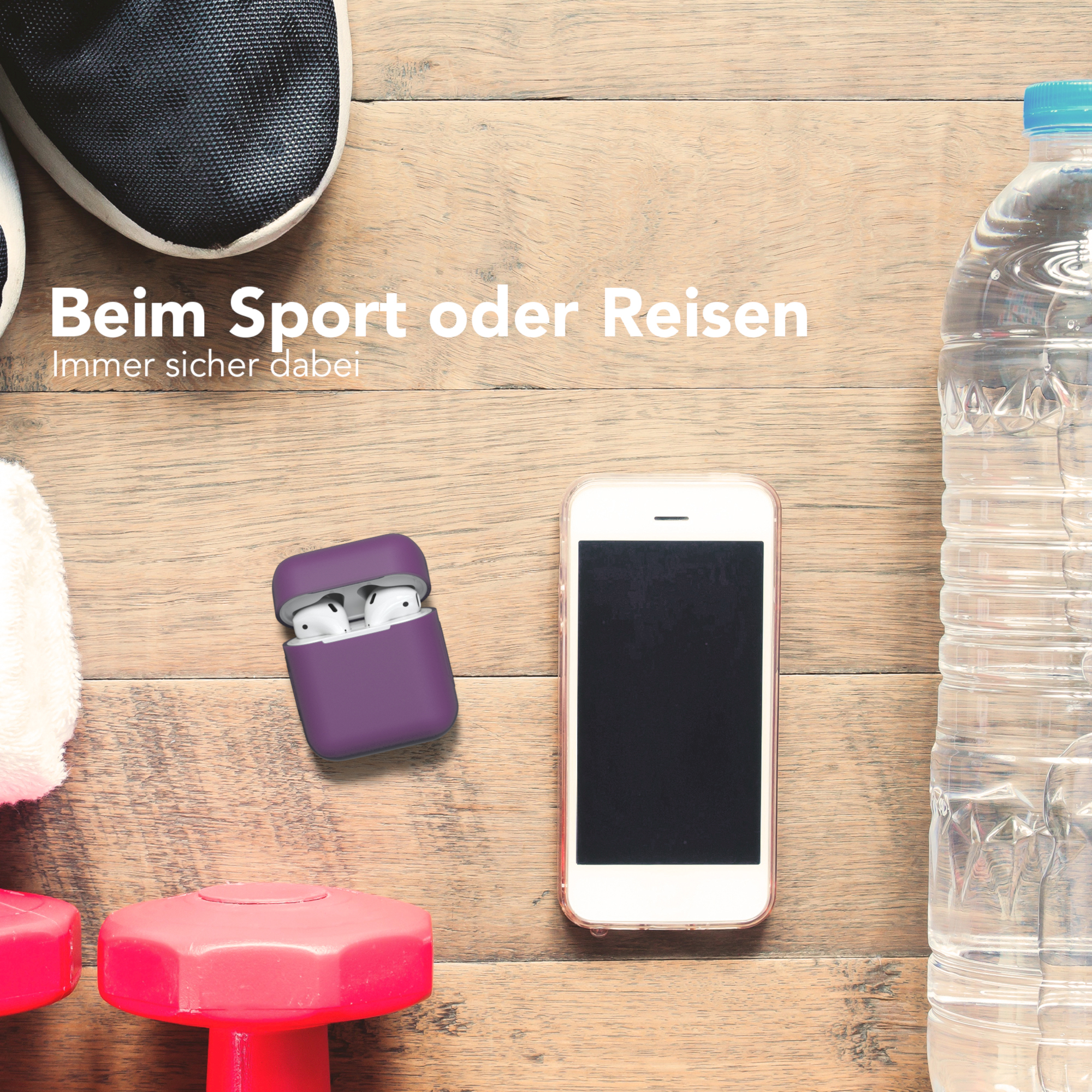 Eine Sport-Szene mit Telefon, AirPods, Wasserflasche und Hanteln auf einer Holzoberfläche.