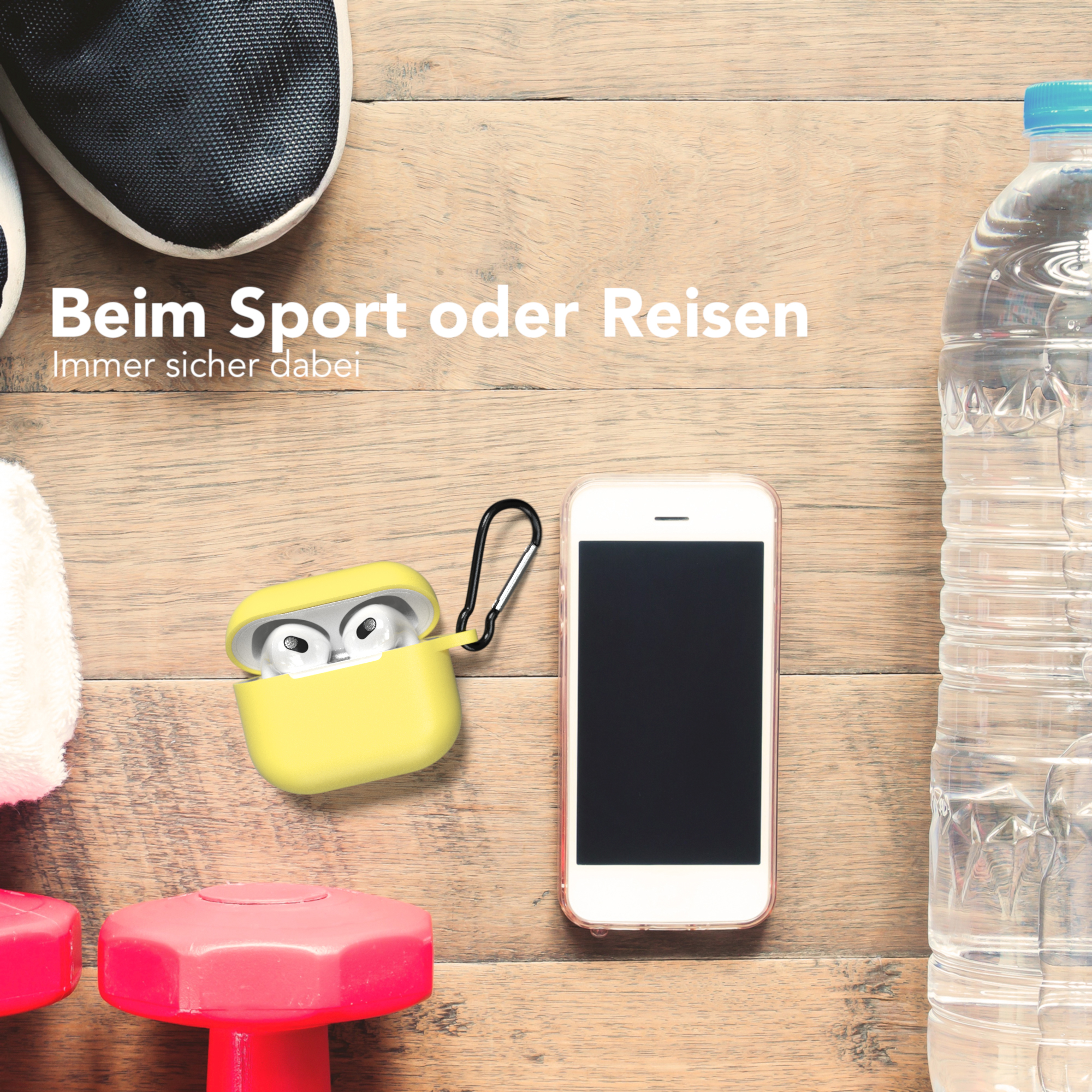 Gelbes Airpods-Etui, Telefon, Wasserflasche und Hanteln auf Holz. Textüberlagerung.