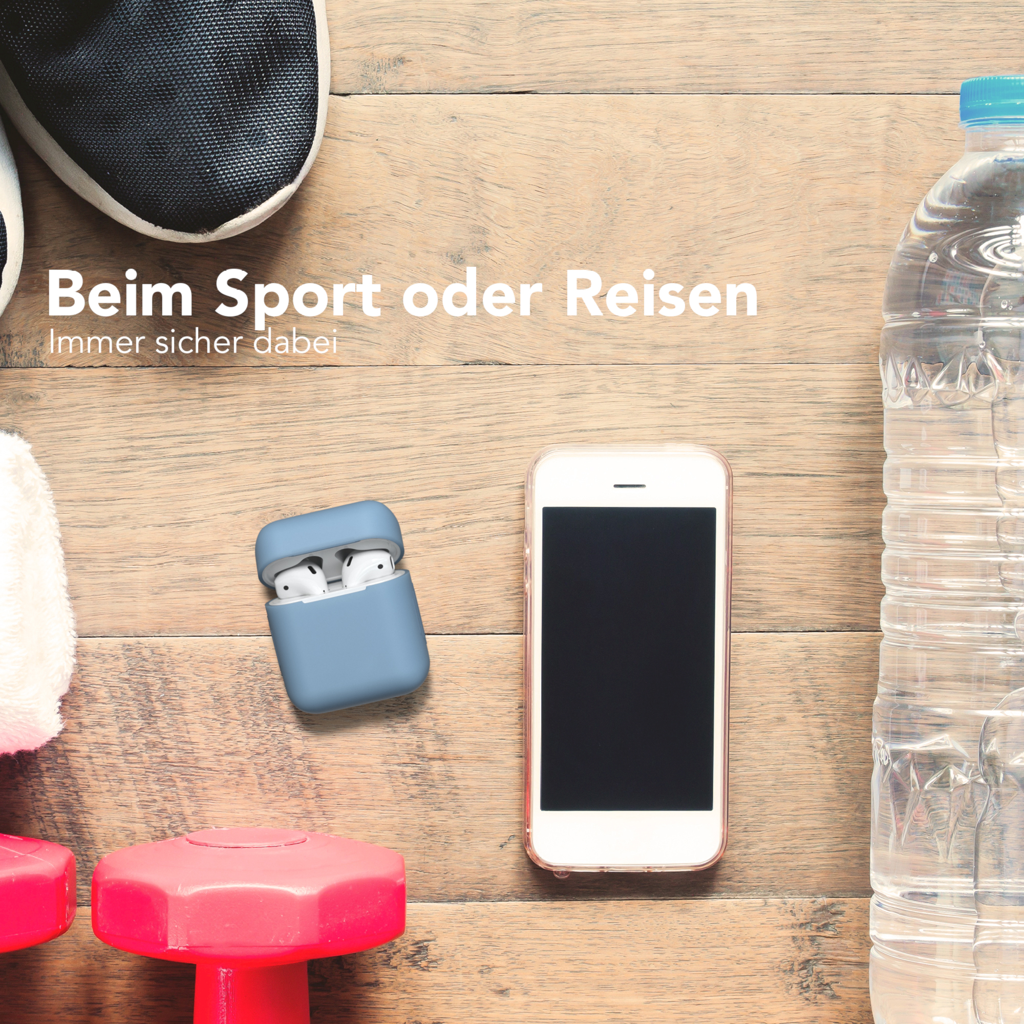 Sport-Setup: AirPods im Case, Telefon, Wasserflasche, Gewichte auf Holztisch.
