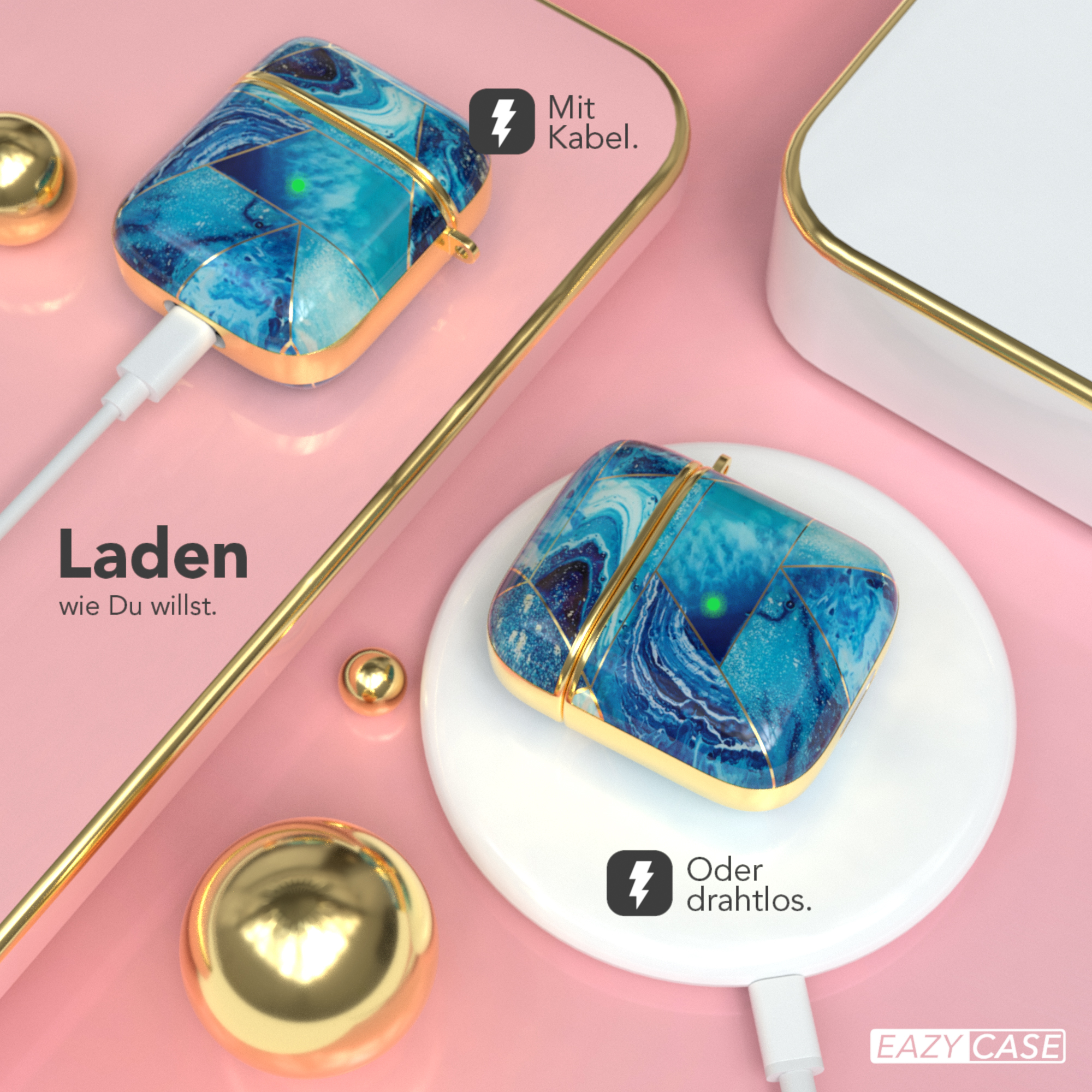 Ohrhörer-Etuis, eines mit Kabel, eines kabellos, beide mit blauem Marmor-Design, Goldakzenten, auf rosa Hintergrund.