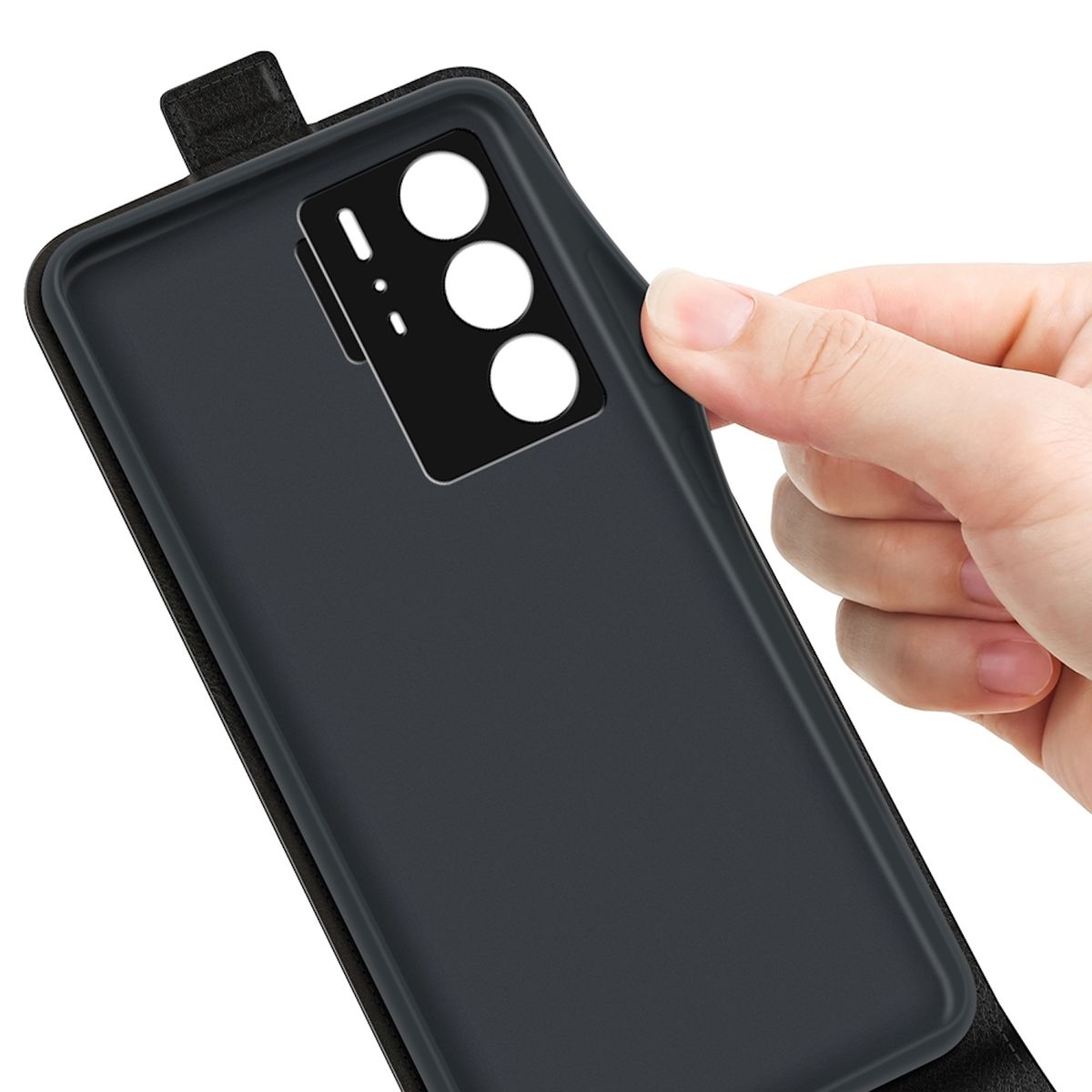 Hand hält eine schwarze Handyhülle mit Aussparung für das Kameramodul.