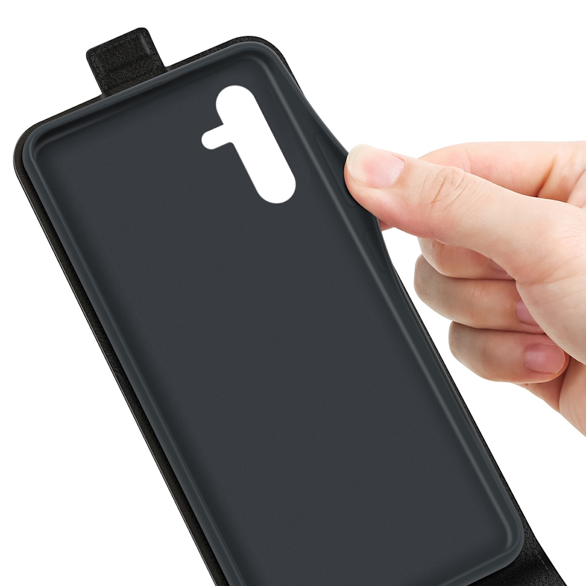 Eine Hand hält eine schwarze Handyhülle und gibt die Rückseite des Telefons frei.