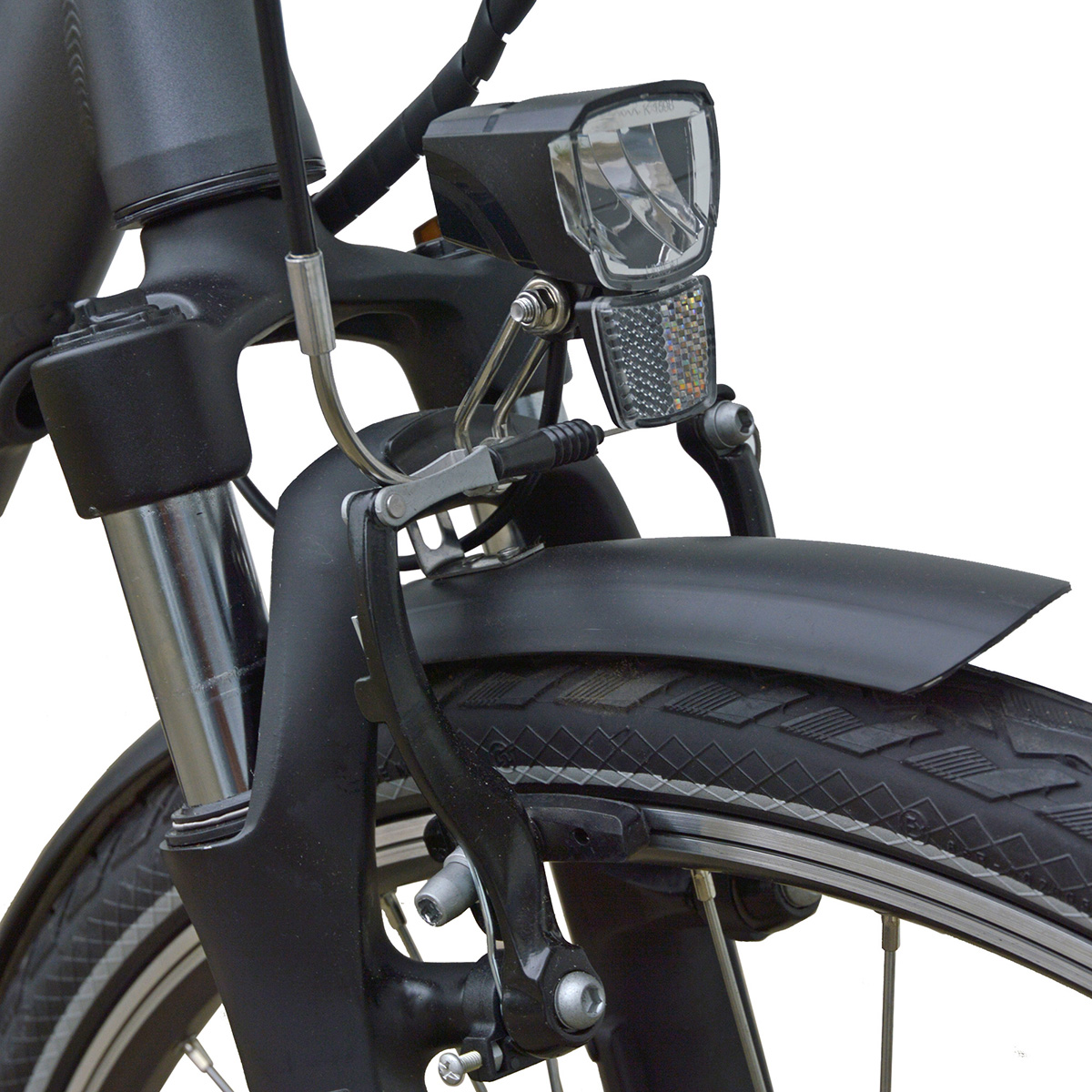 Zwarte fietsvoorkant met licht, band en spatbord. Geïsoleerd op witte achtergrond.