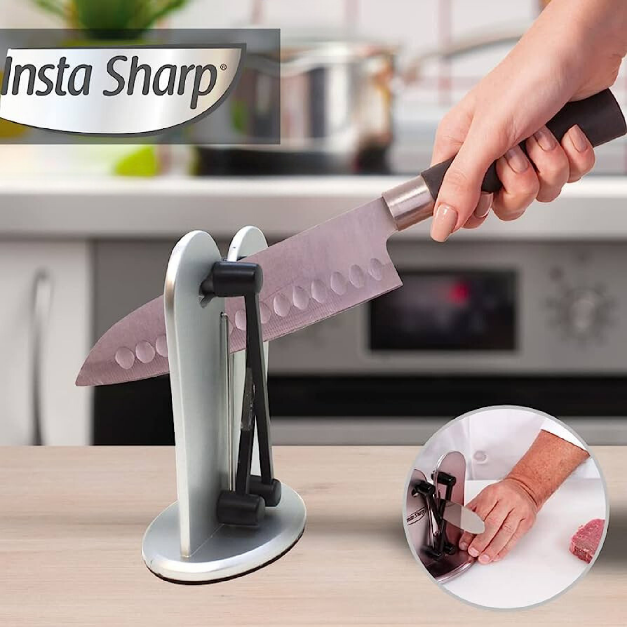 Ein Messer wird geschärft. Messerschärfer auf dem Tisch. Hand, die ein Messer hält. Weißer Hintergrund.