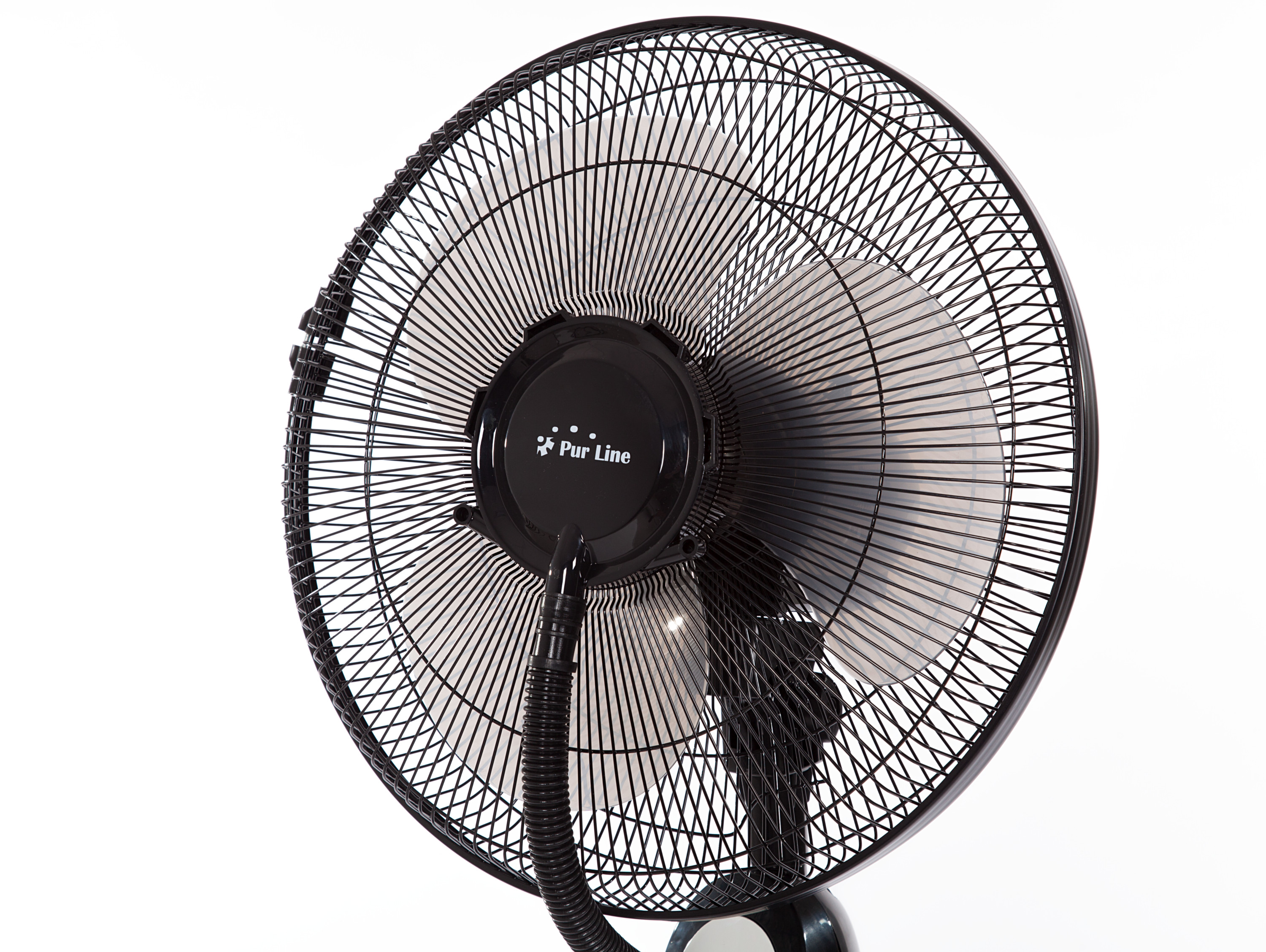 Schwarzer Pur Line-Ventilator mit Schutzgitter vor weißem Hintergrund.