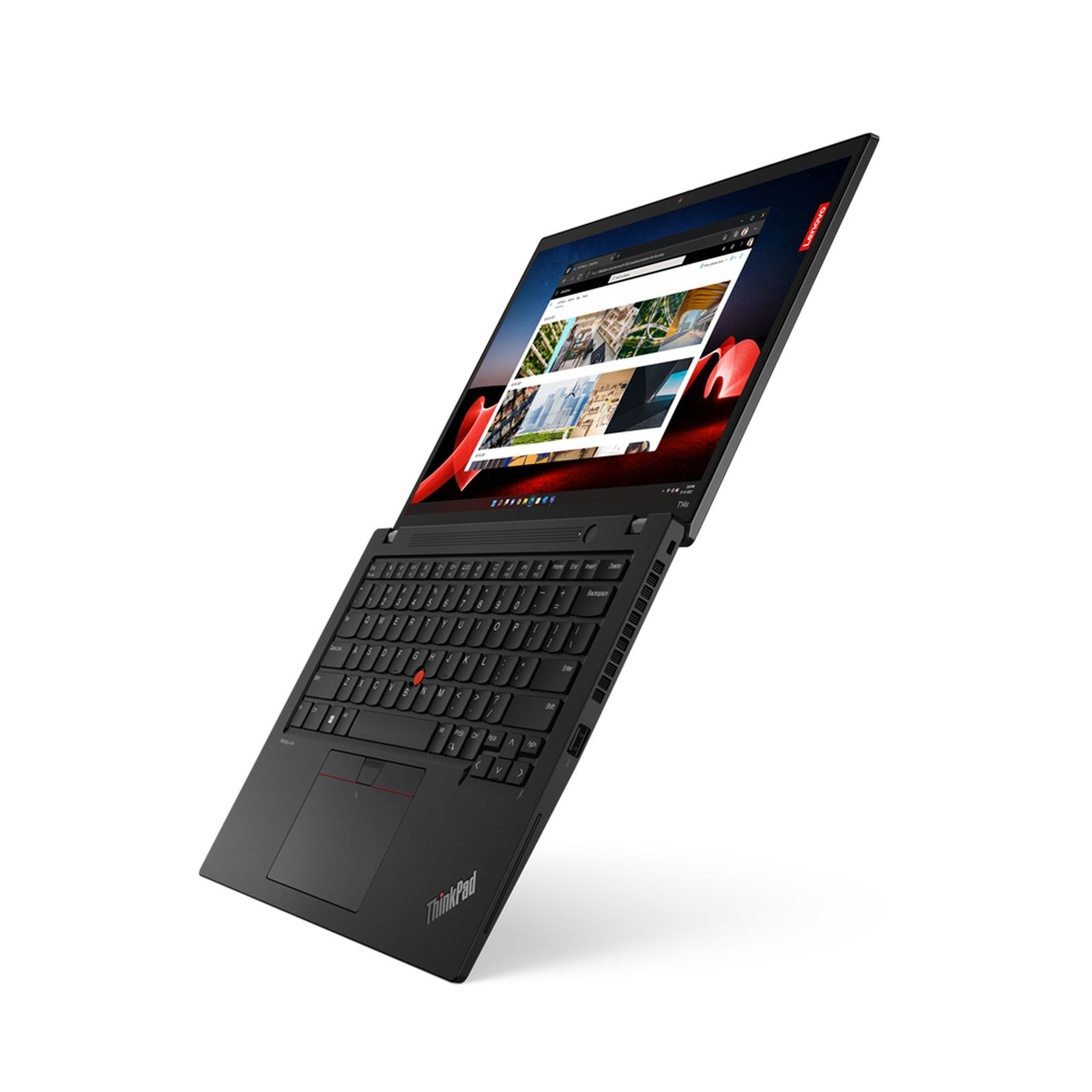 Laptop Lenovo ThinkPad nero, aperto ad angolo. Lo schermo mostra un sito web. Sfondo bianco.