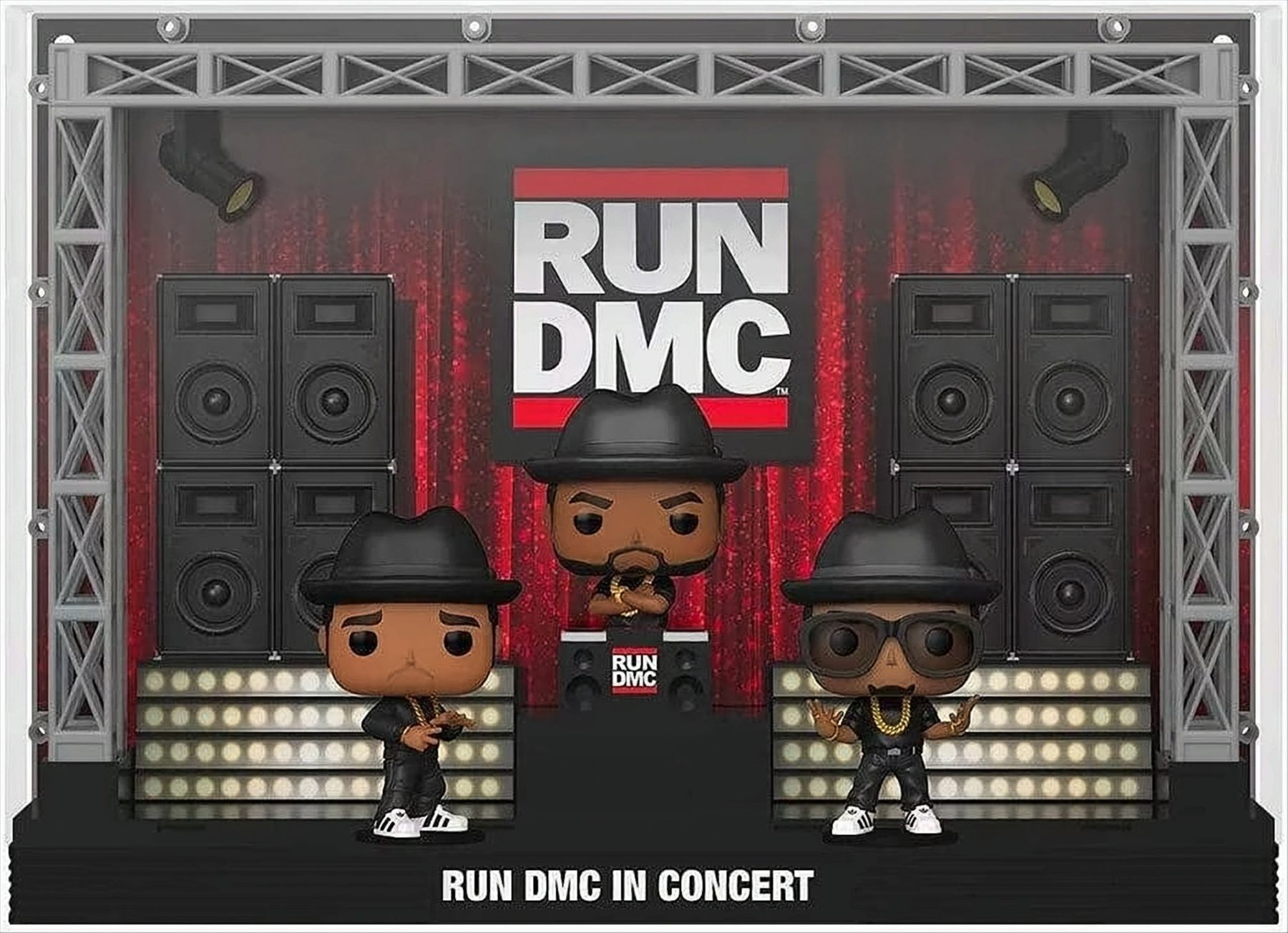 Tre figurine Run DMC su un palco, con altoparlanti e sfondo rosso.