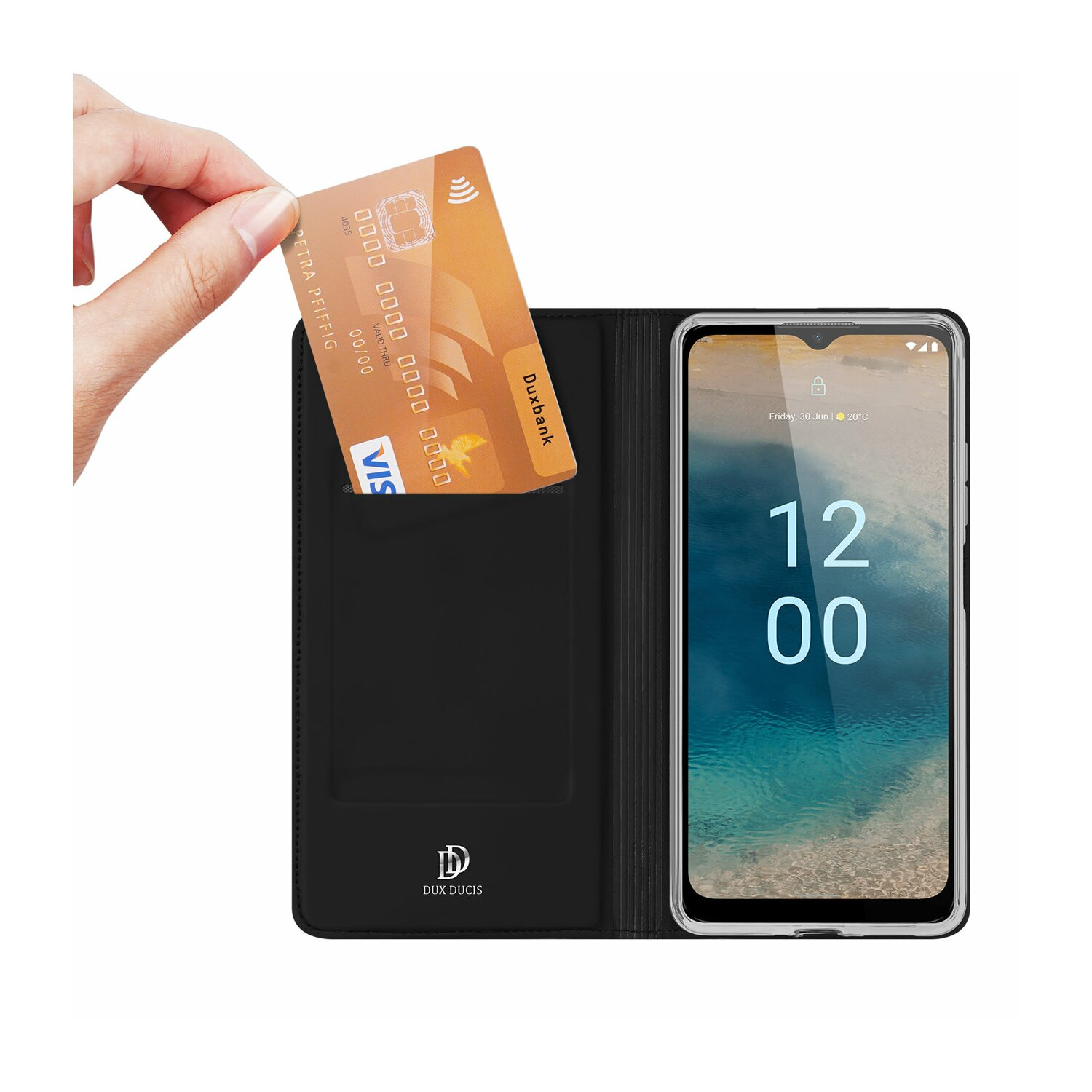 Hand hält Kreditkarte in der Nähe einer Handyhülle mit Telefon, schwarze Farbe.