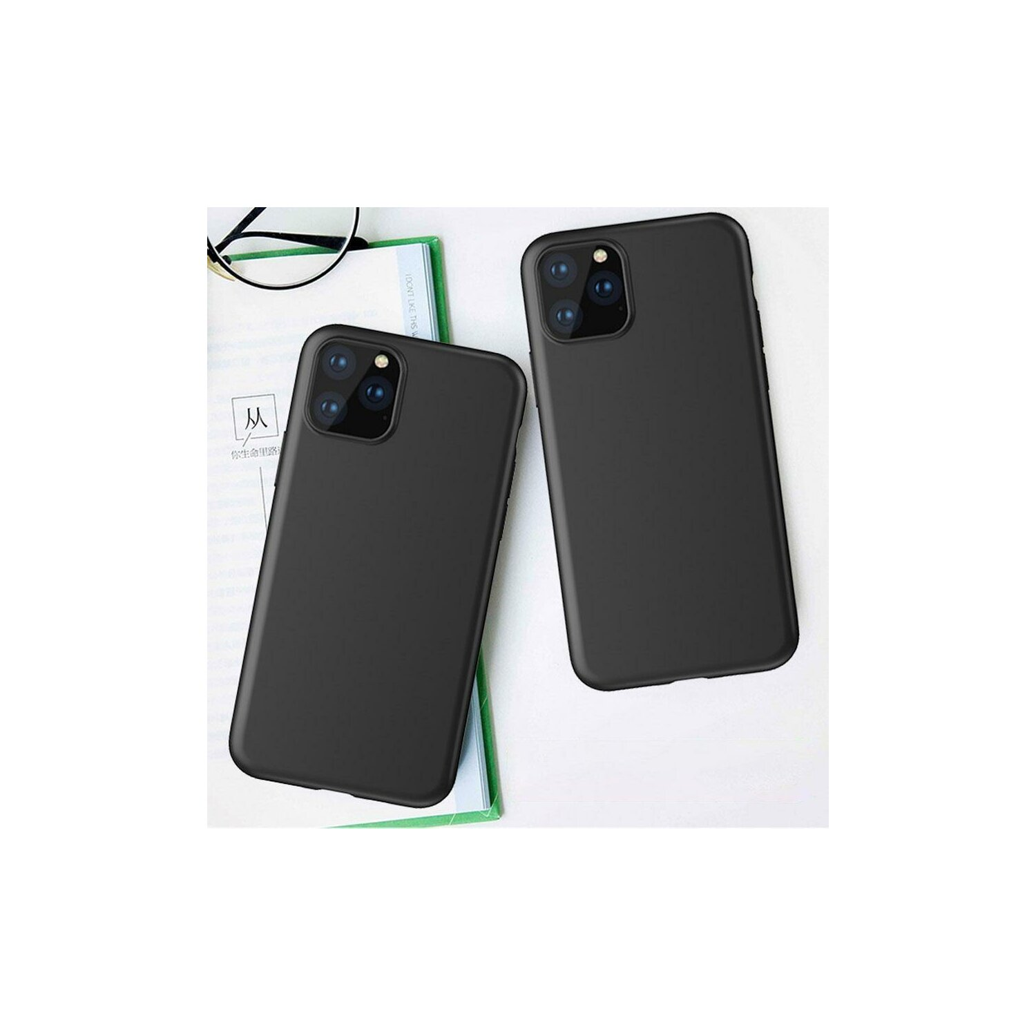 Zwei schwarze Smartphones auf weißer Oberfläche. Eines leicht angewinkelt, das andere flach.