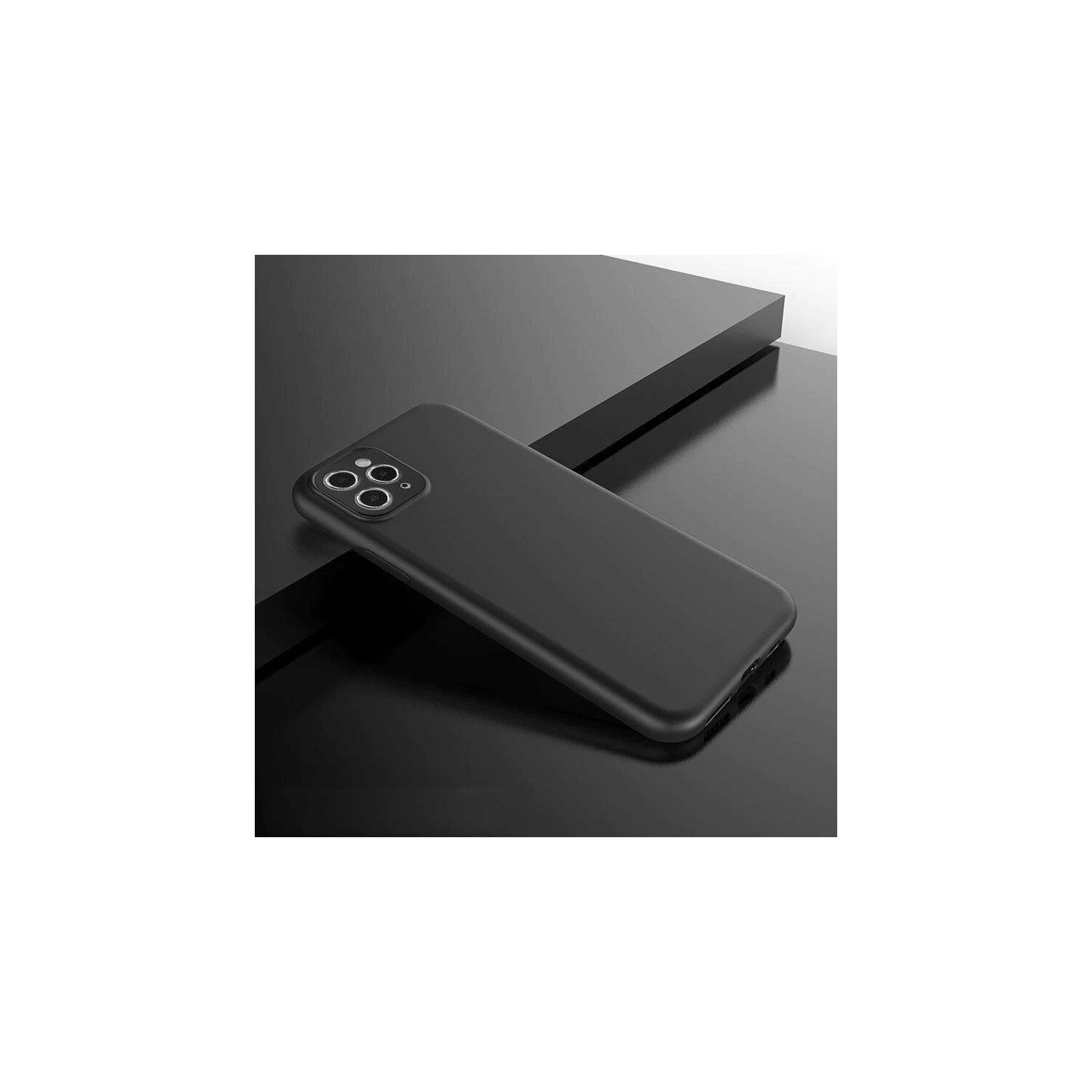 Una custodia nera per telefono su una superficie riflettente, che mostra i ritagli della fotocamera.