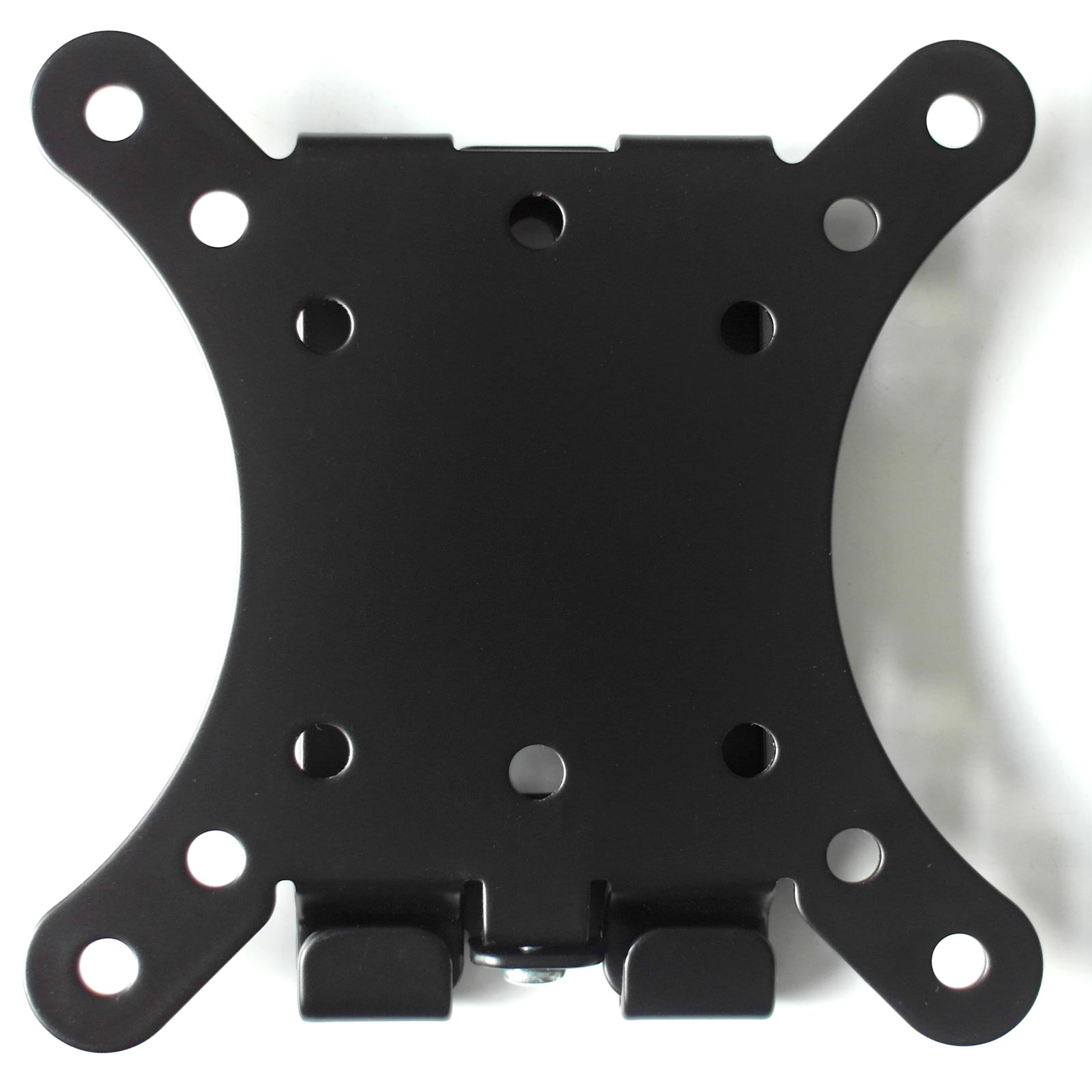 Eine schwarze Metallhalterung mit mehreren Löchern und einem Befestigungsmechanismus für einen Fernseher.