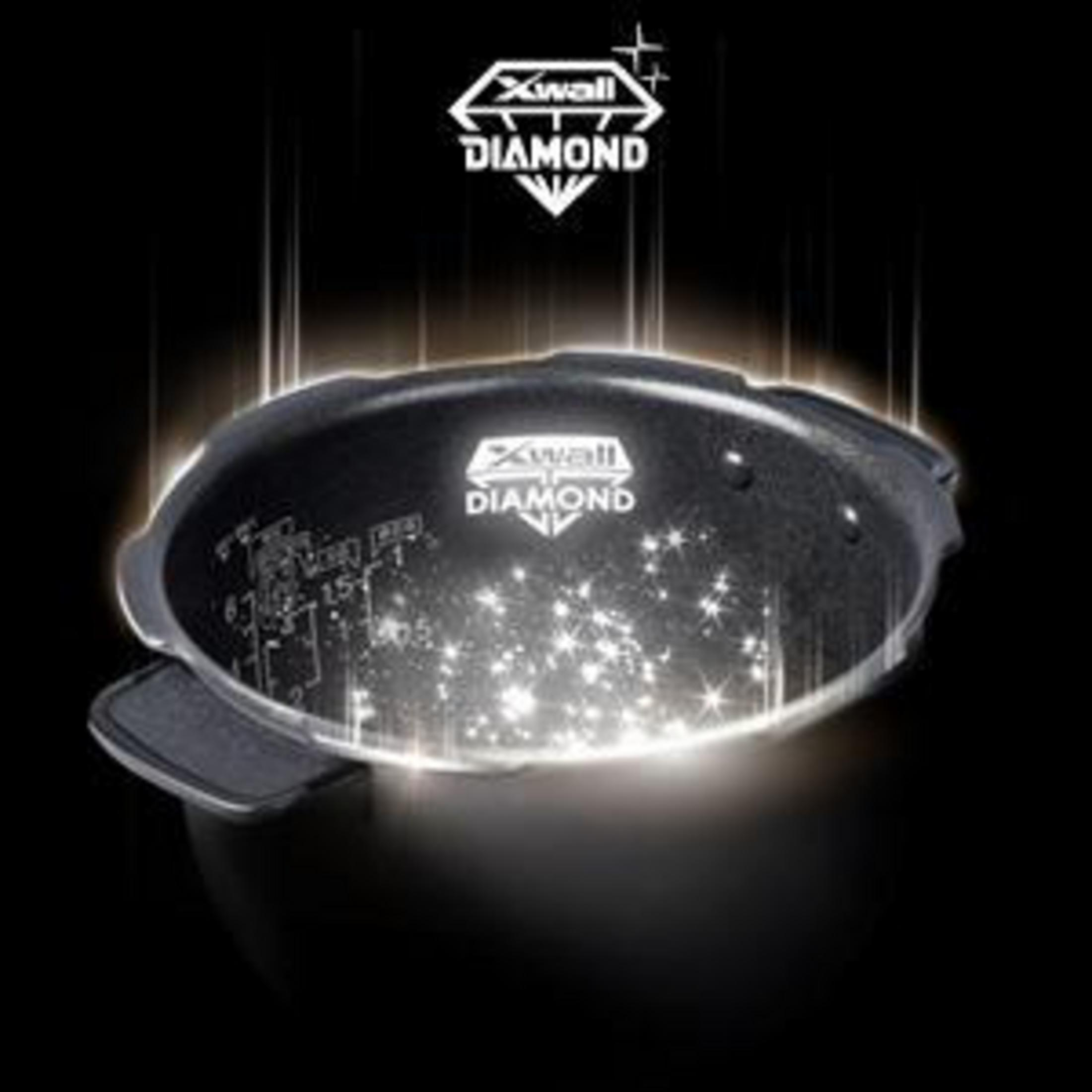 Czarny garnek z diamentowym wzorem, z podświetleniami i logo Xwall Diamond.