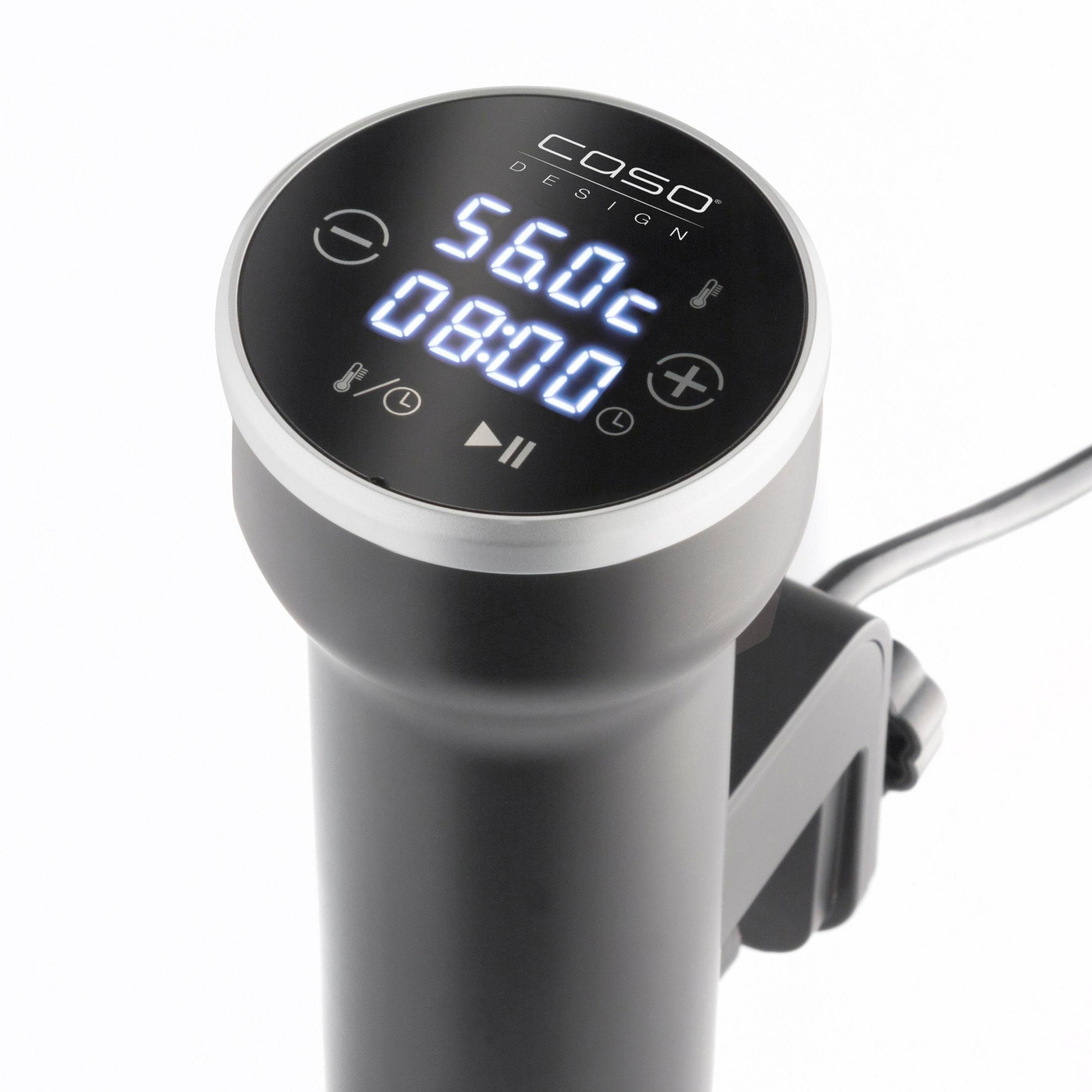 Ein schwarzes Sous-Vide-Kochgerät mit Digitalanzeige, die Temperatur und Zeit anzeigt.