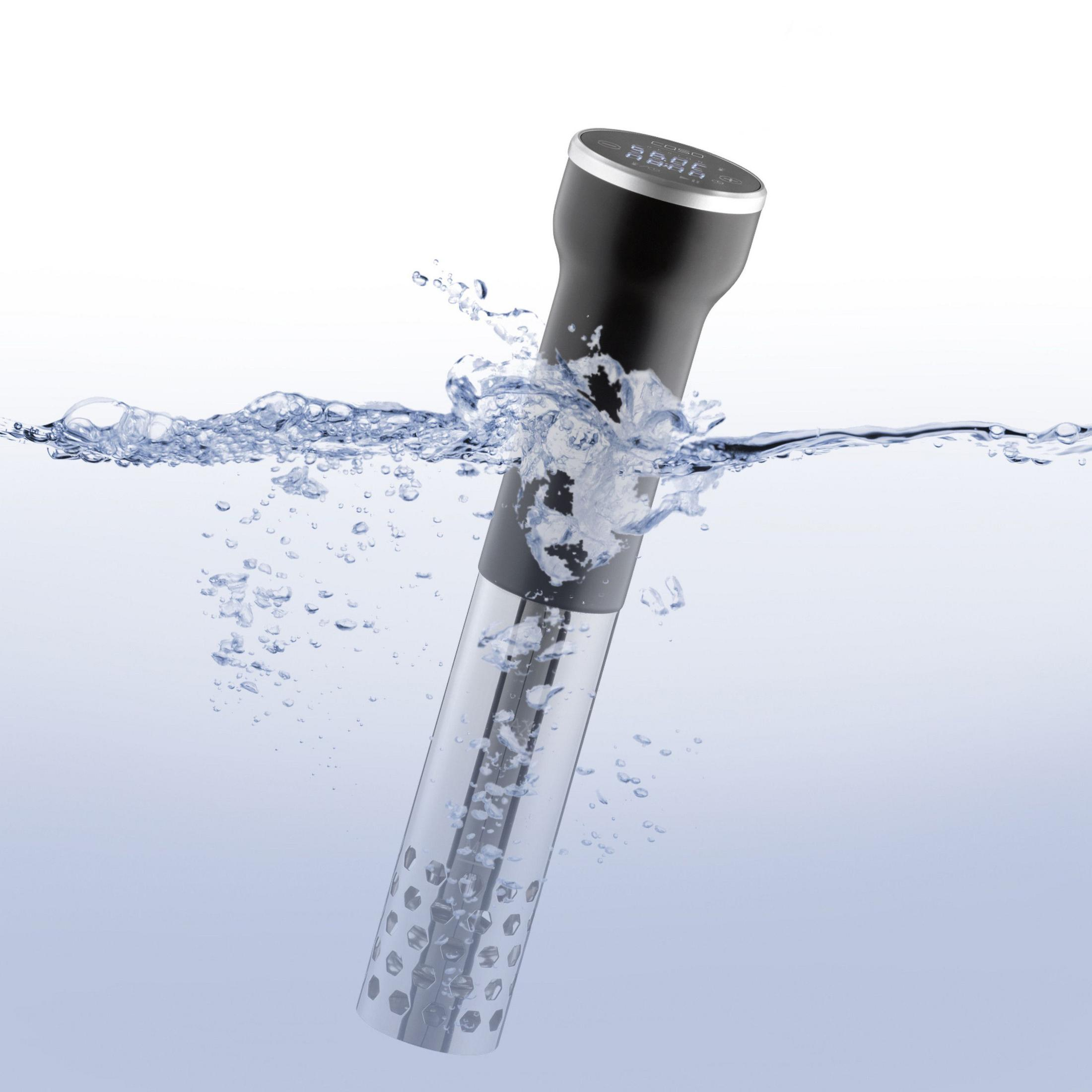 Ein Sous-Vide-Zirkulator ist in Wasser, Blasen steigen auf.