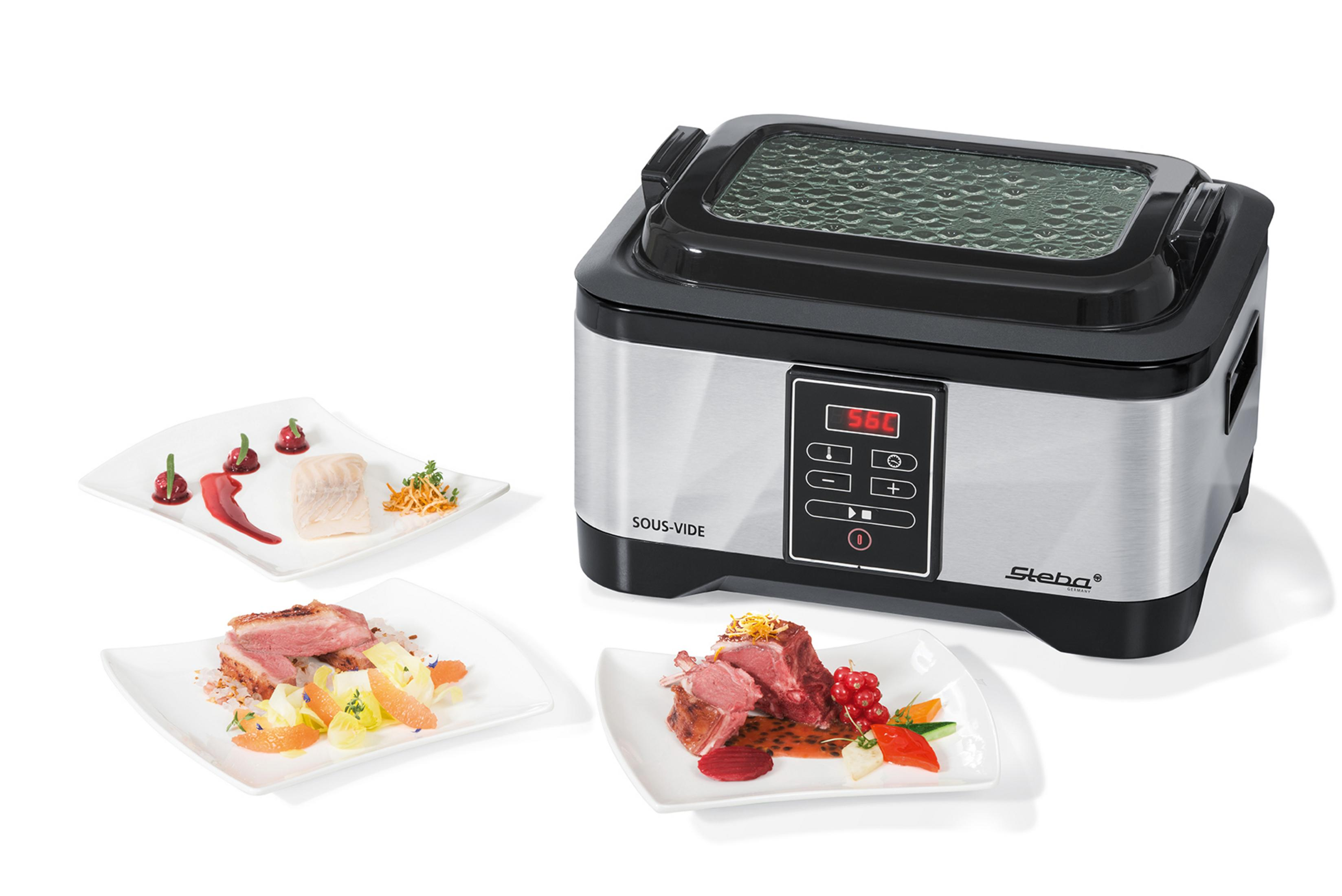 Macchina sous vide con piatti di cibo preparato. La macchina è argento e nera, con un display della temperatura rosso.
