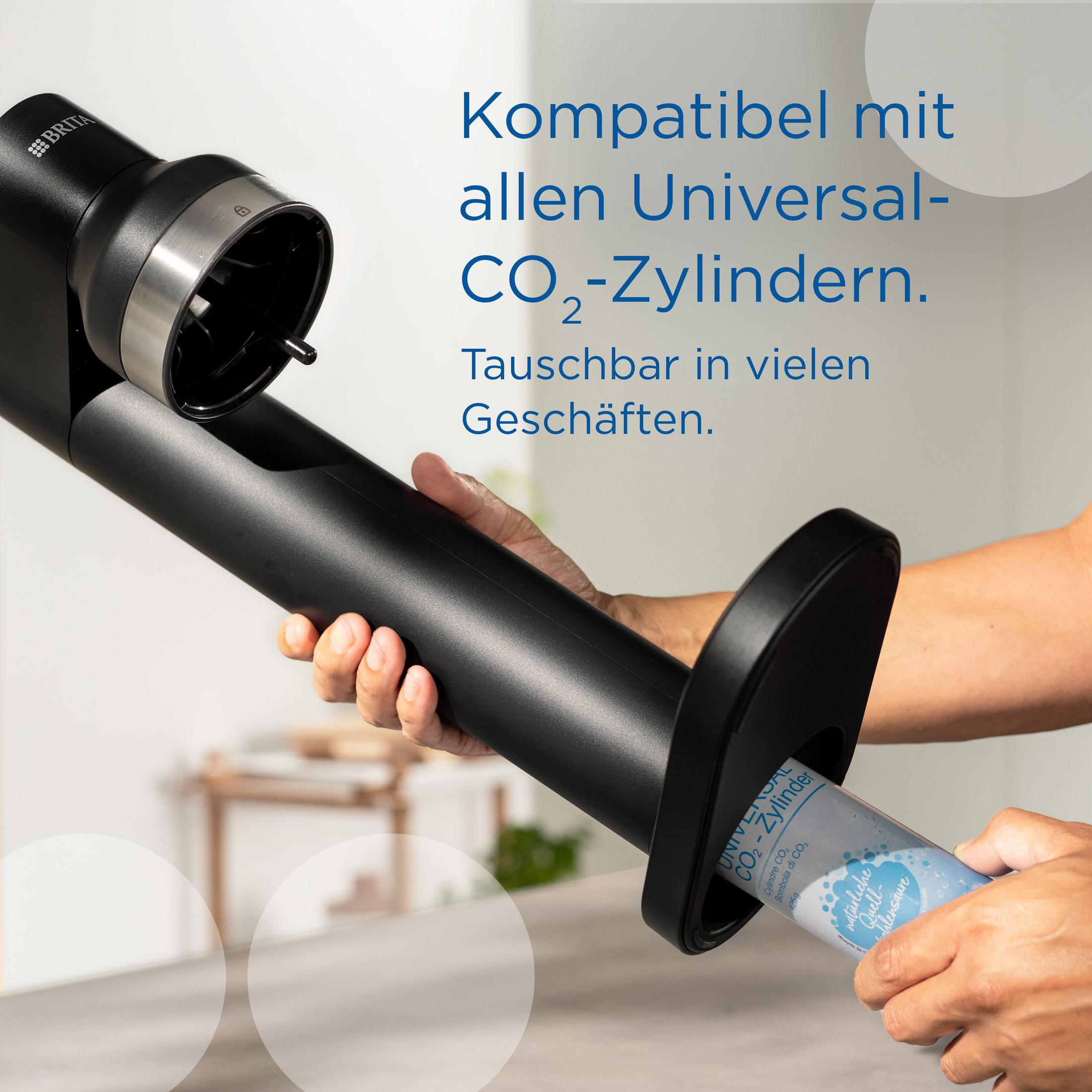 Ręka wkłada czarny nabój CO2 do urządzenia Brita.