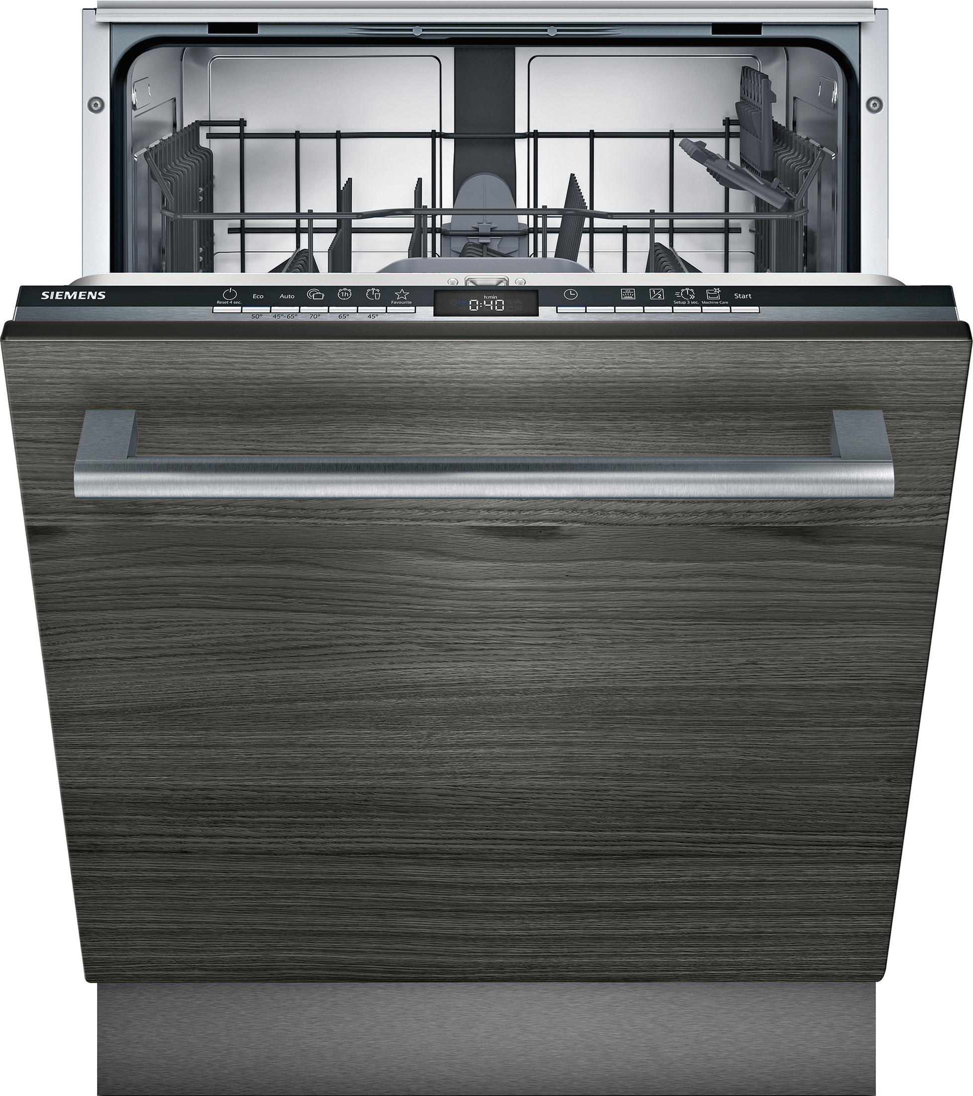 Un lave-vaisselle encastré avec une façade aspect bois et une poignée en acier inoxydable.