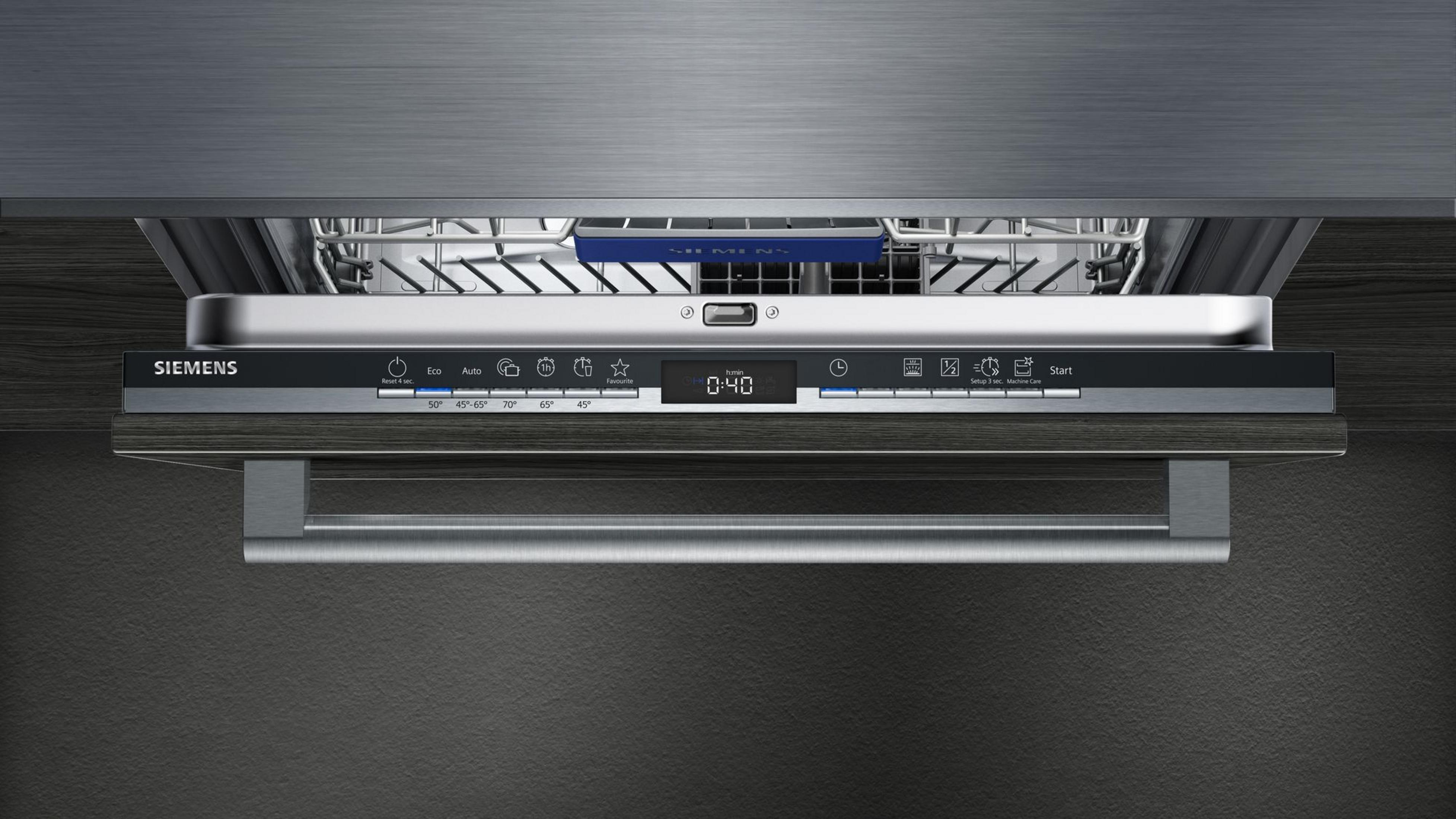 Een Siemens-vaatwasser met bedieningspaneel met tijd en instellingen. Een roestvrijstalen handvat eronder.