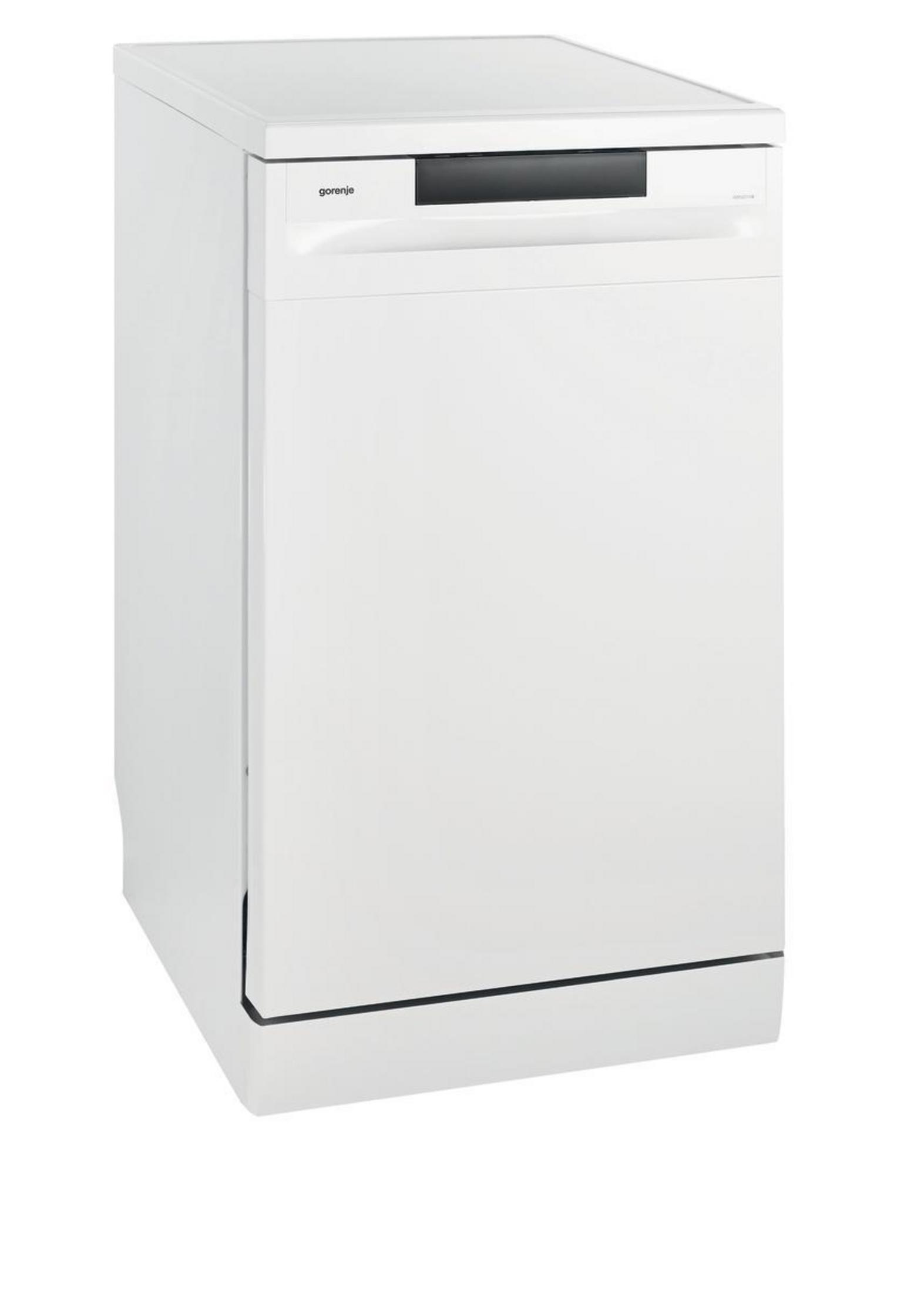 Biała zmywarka z panelem sterowania i uchwytem. Izolowana na białym tle.