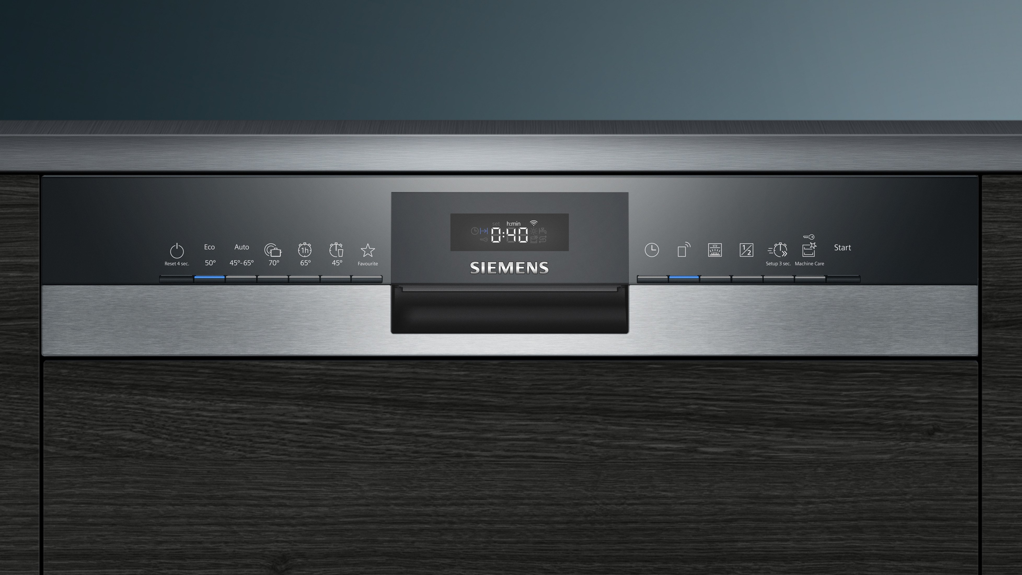 Geschirrspüler-Bedienfeld mit Tasten und Zeitanzeige. Edelstahl und dunkles Holz.
