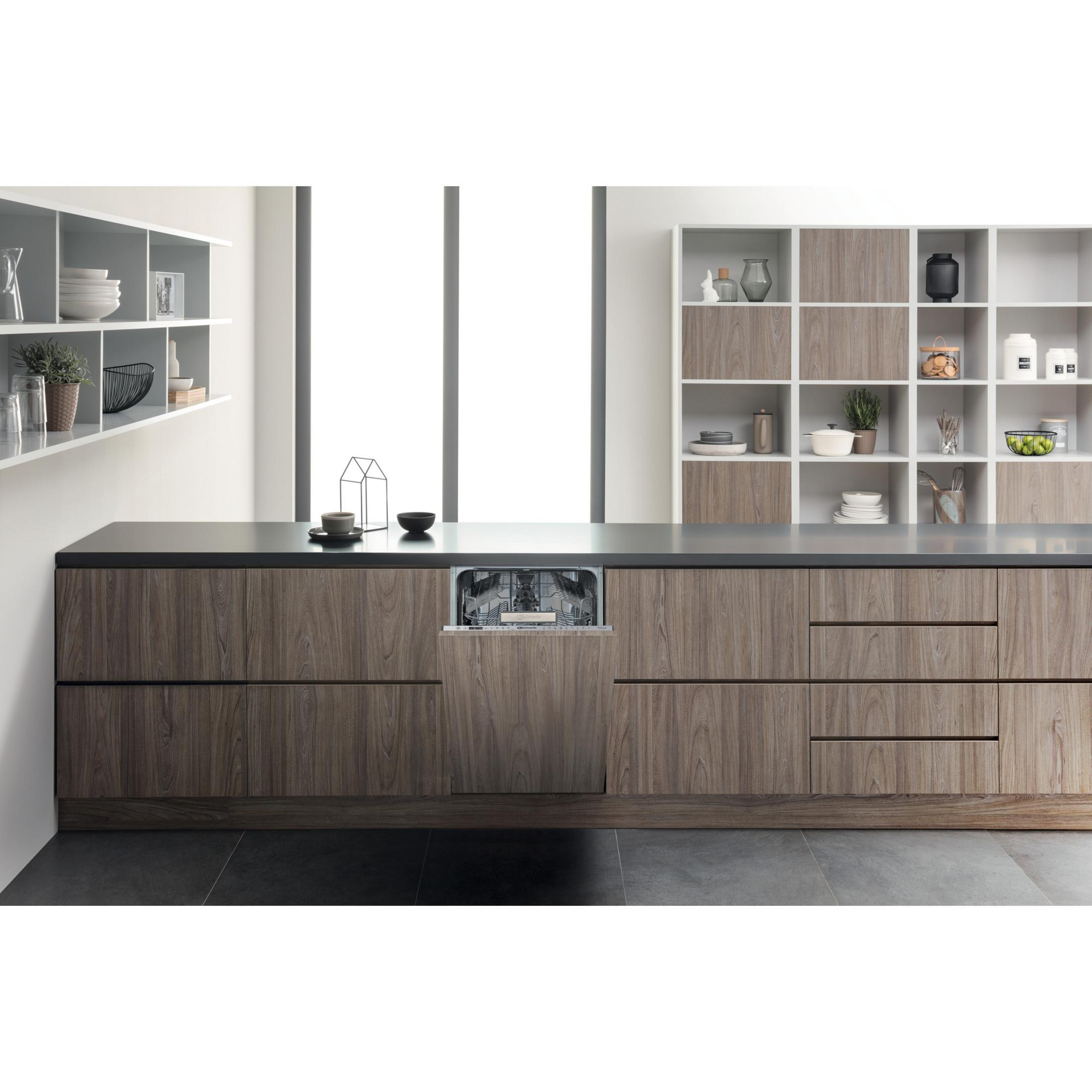 Ein Geschirrspüler in einem Küchenschrank aus Holz, mit Regalen und Dekorationsartikeln sichtbar.