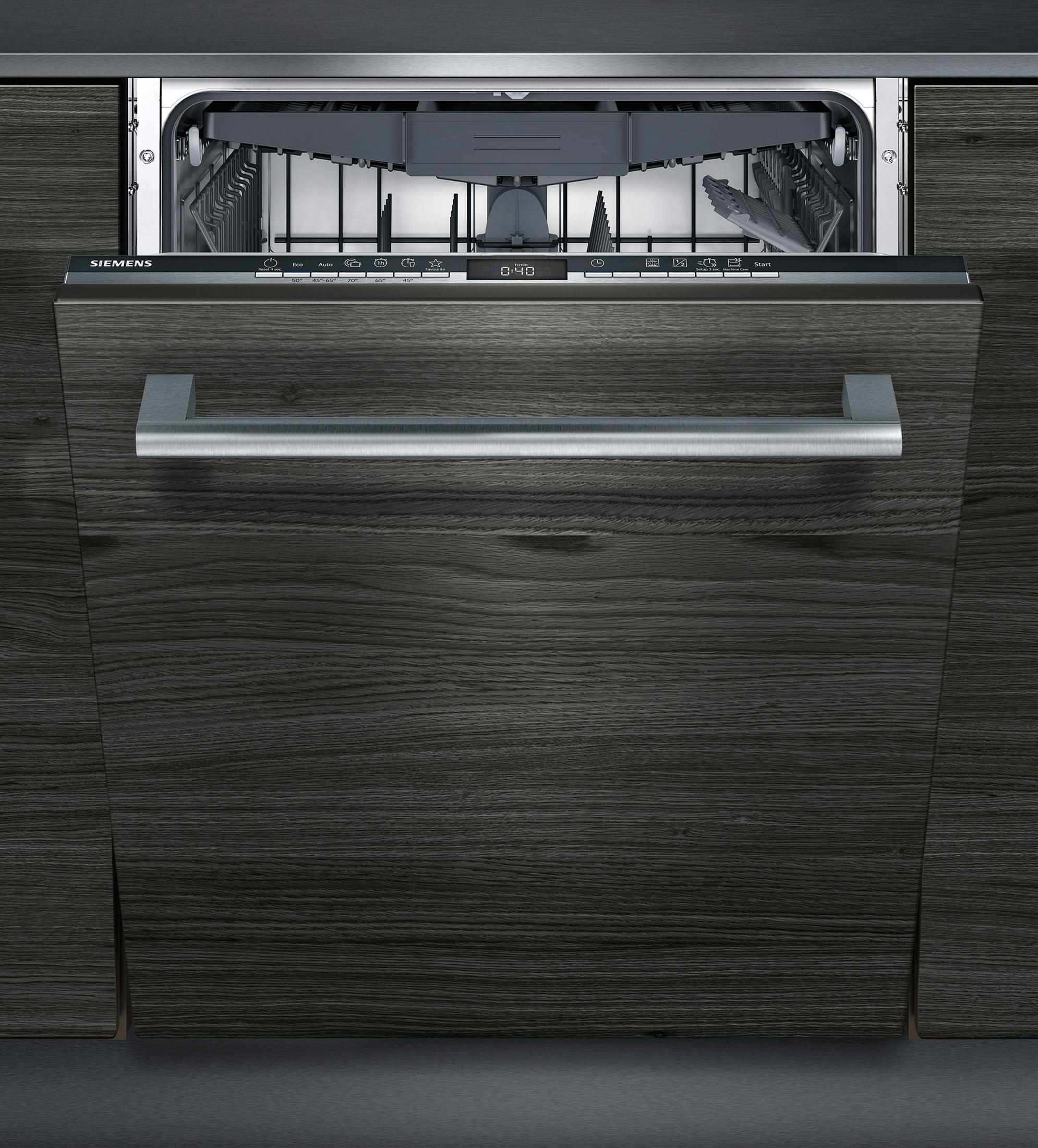 Un lave-vaisselle Siemens ouvert est visible. L'intérieur est visible, avec une poignée et des panneaux en bois sombre.