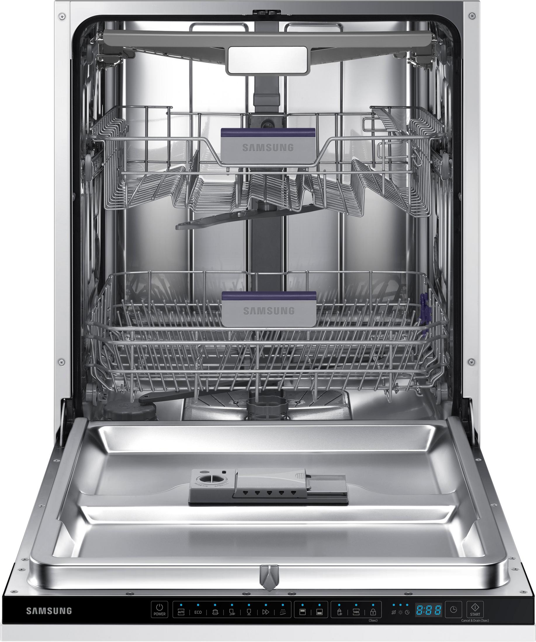 Interno lavastoviglie Samsung aperto, cestelli e bracci irroratori visibili, sfondo bianco.